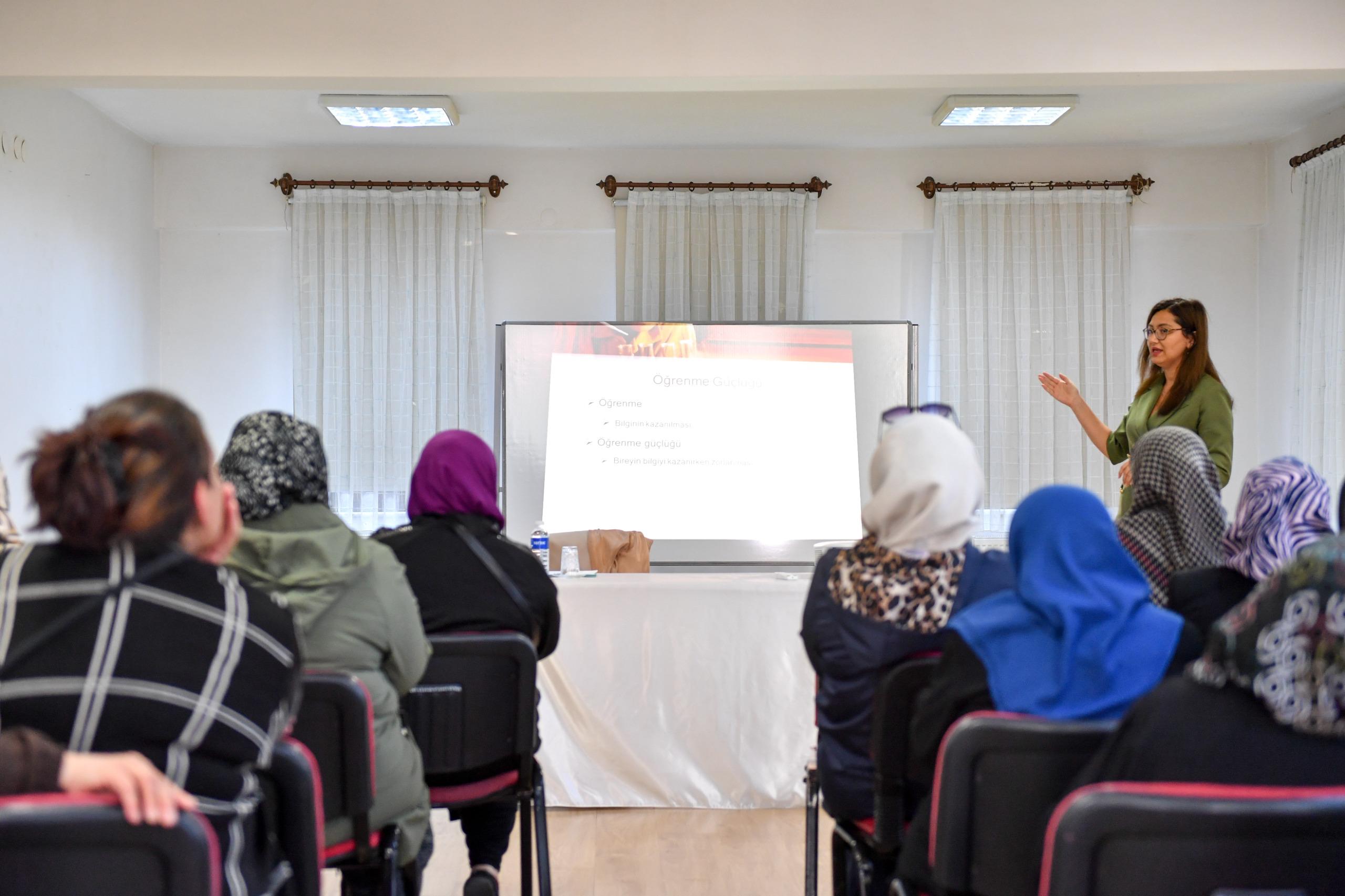 Altindağli Kadinlar Di̇sleksi̇ Hakkinda Bi̇li̇nçlendi̇ (5)