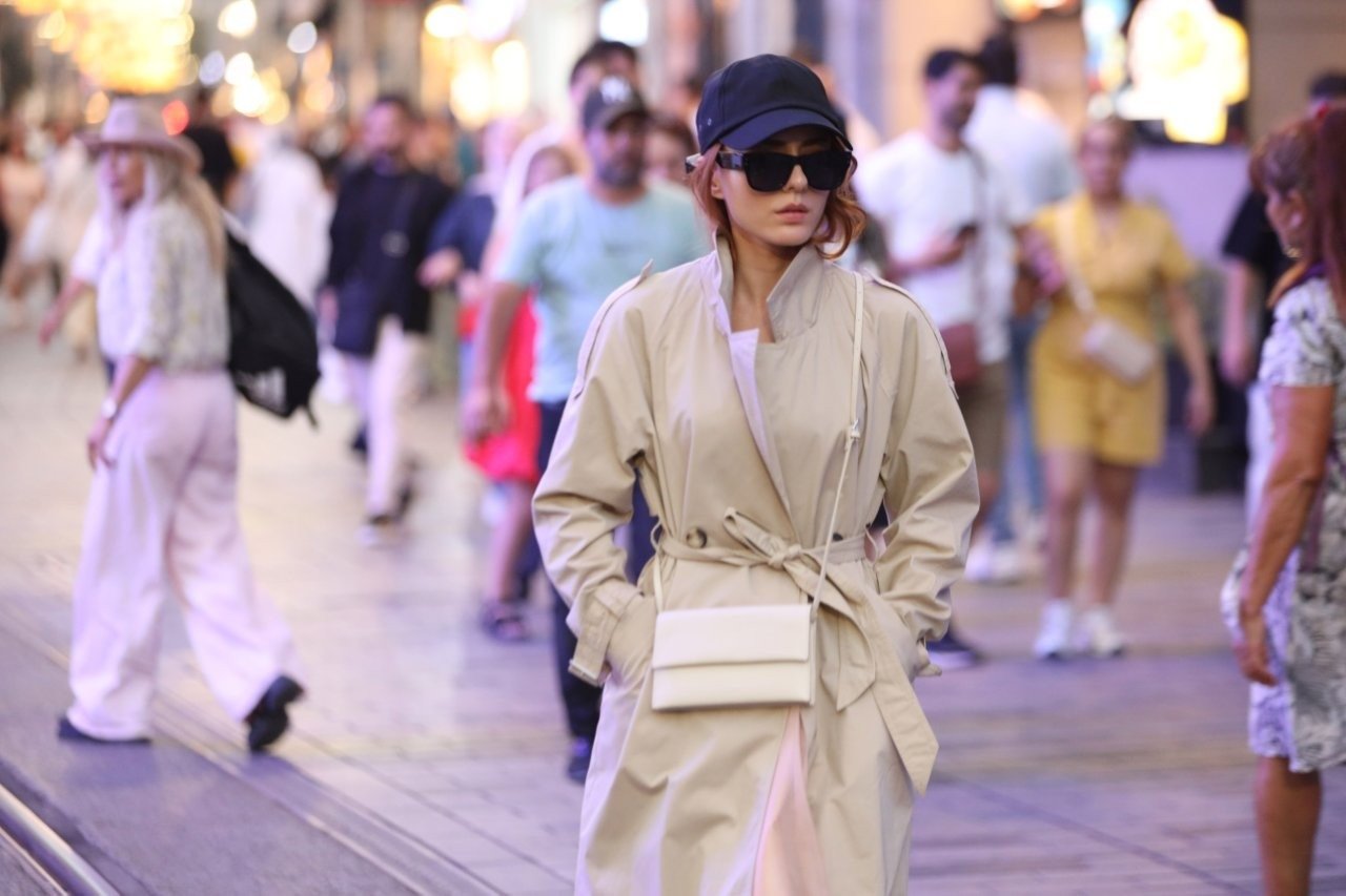 Aynadaki Yabancı Azra Kim