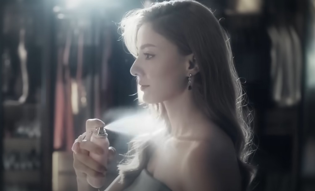 Aynadaki Yabancı Azra Parfüm 4