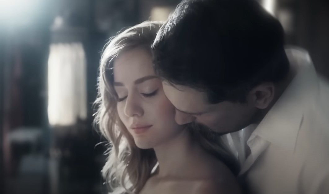 Aynadaki Yabancı Azra Parfüm 5