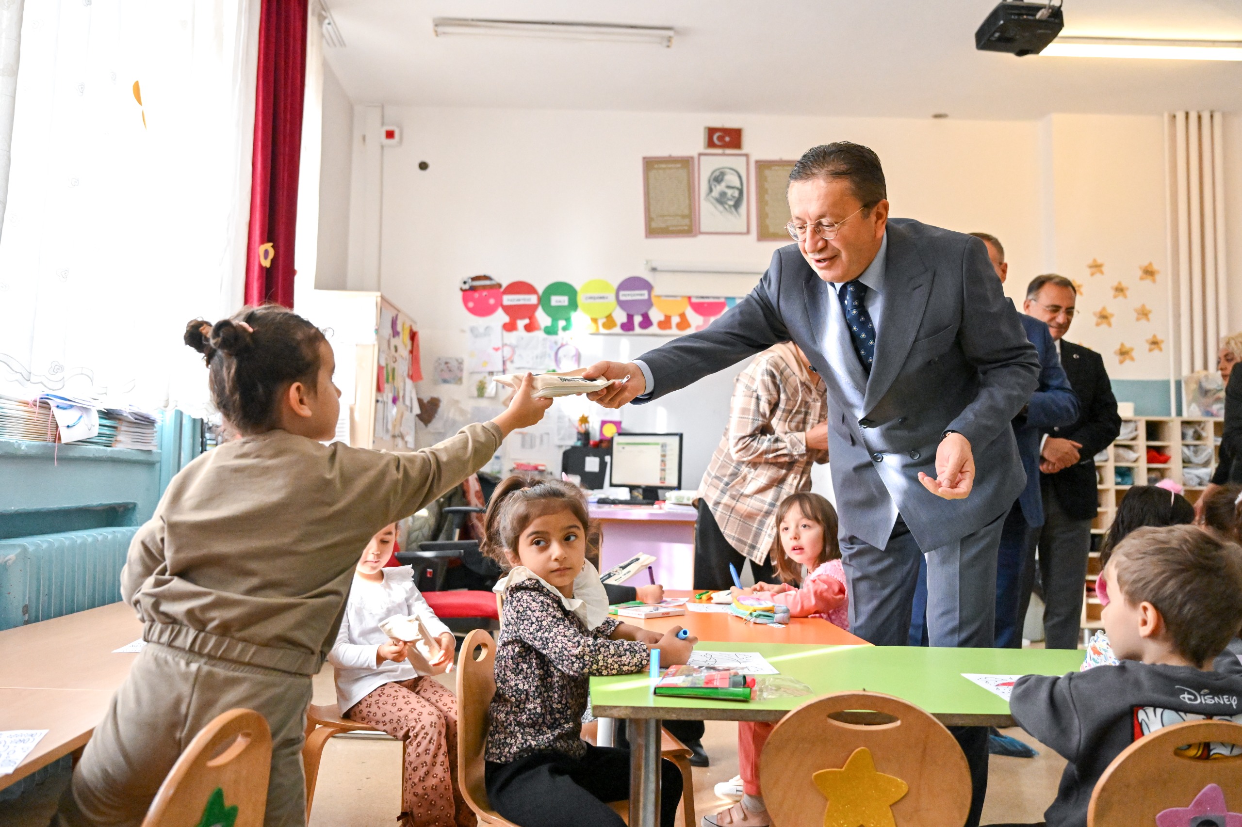 Başkan Ti̇ryaki̇’den Mi̇ni̇k Öğrenci̇lere Sürpri̇z (8)