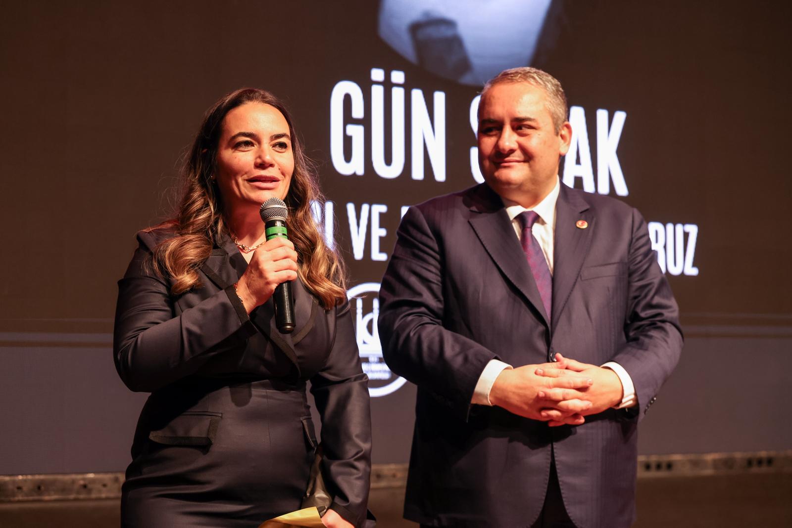 Gün Sazak (1)