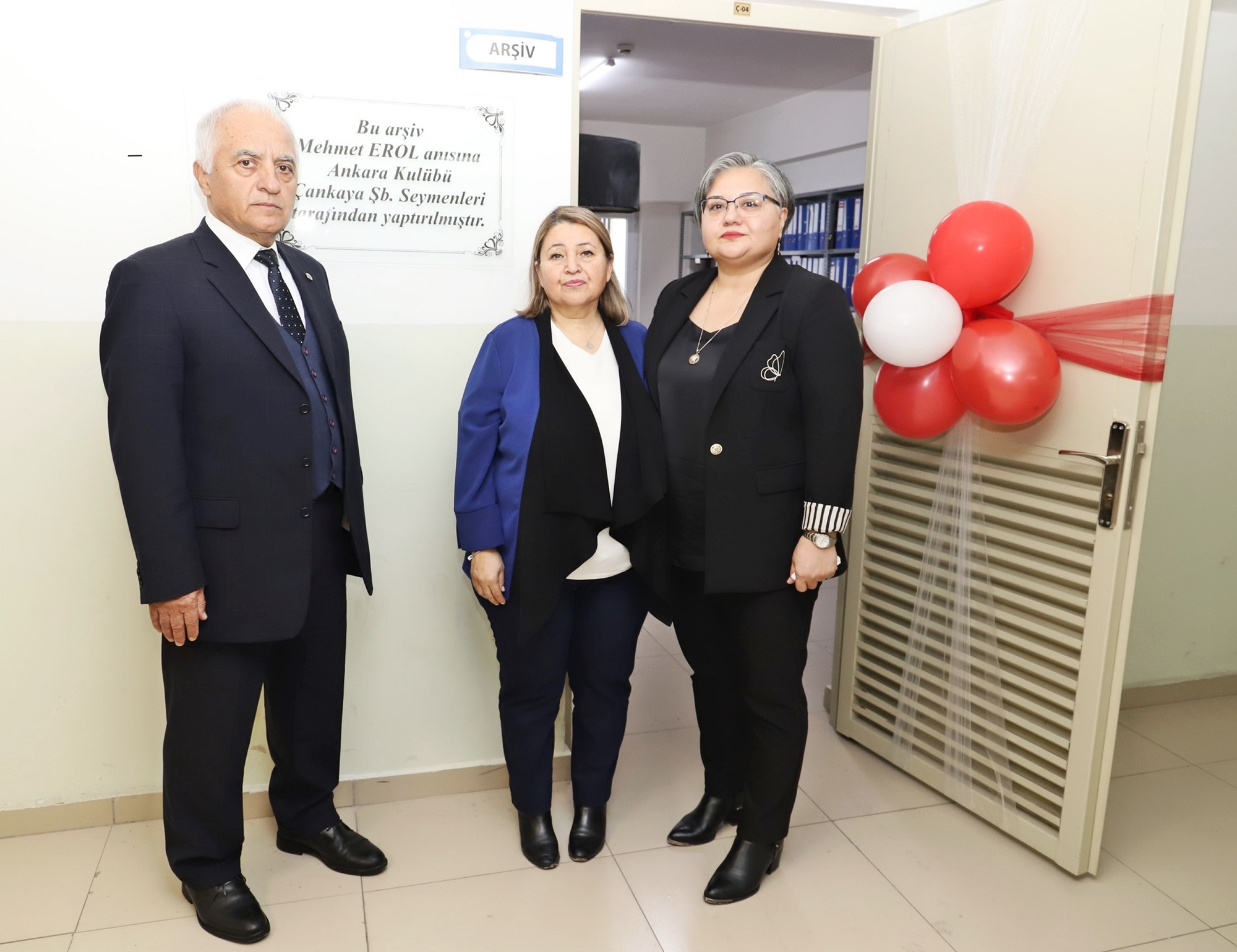 Eşi̇ (Ortada), Kuzen Ve Yeğeni̇