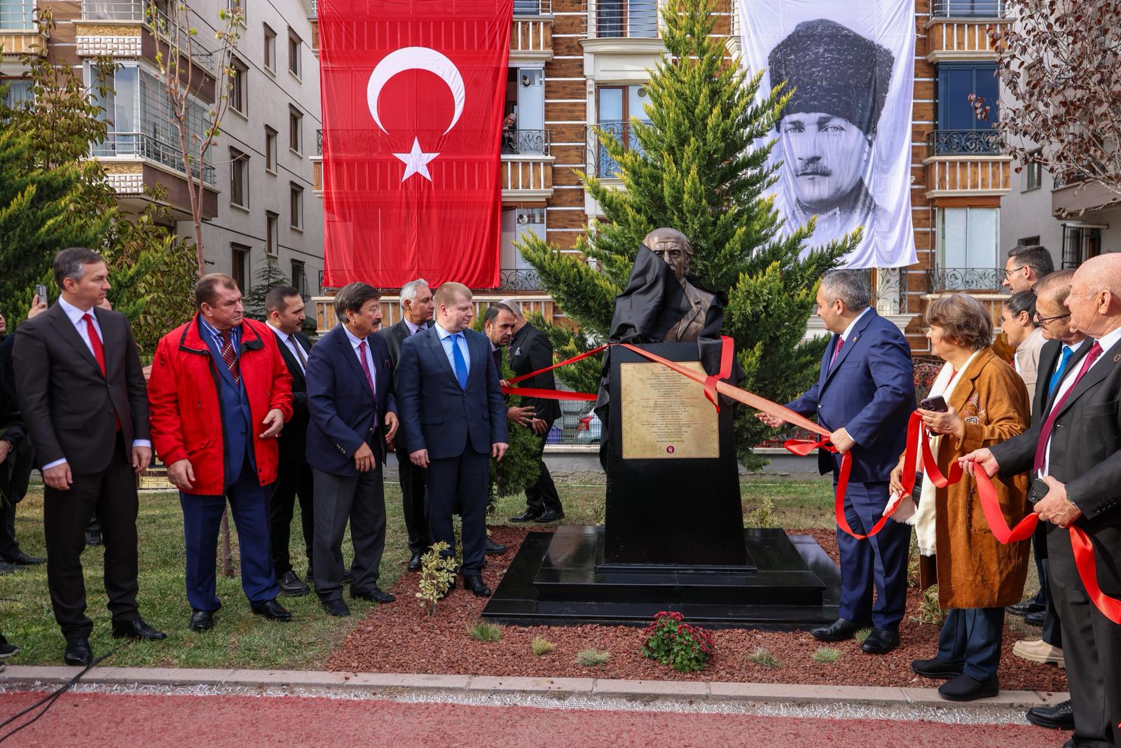 Kaysın Kuliyev’in Yeni Büstü (4)