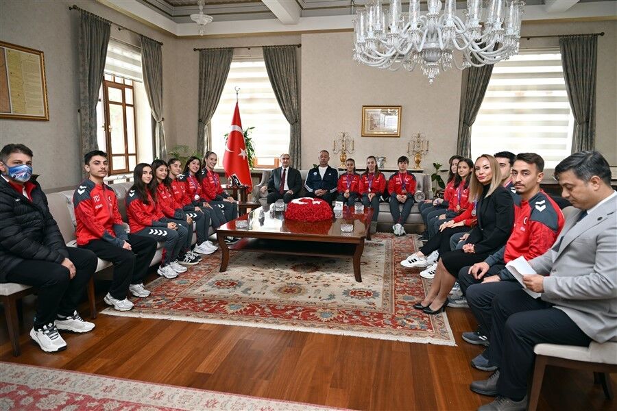 Manisalı Sporcular Avrupa’da Kürsüye Çıktı (1)