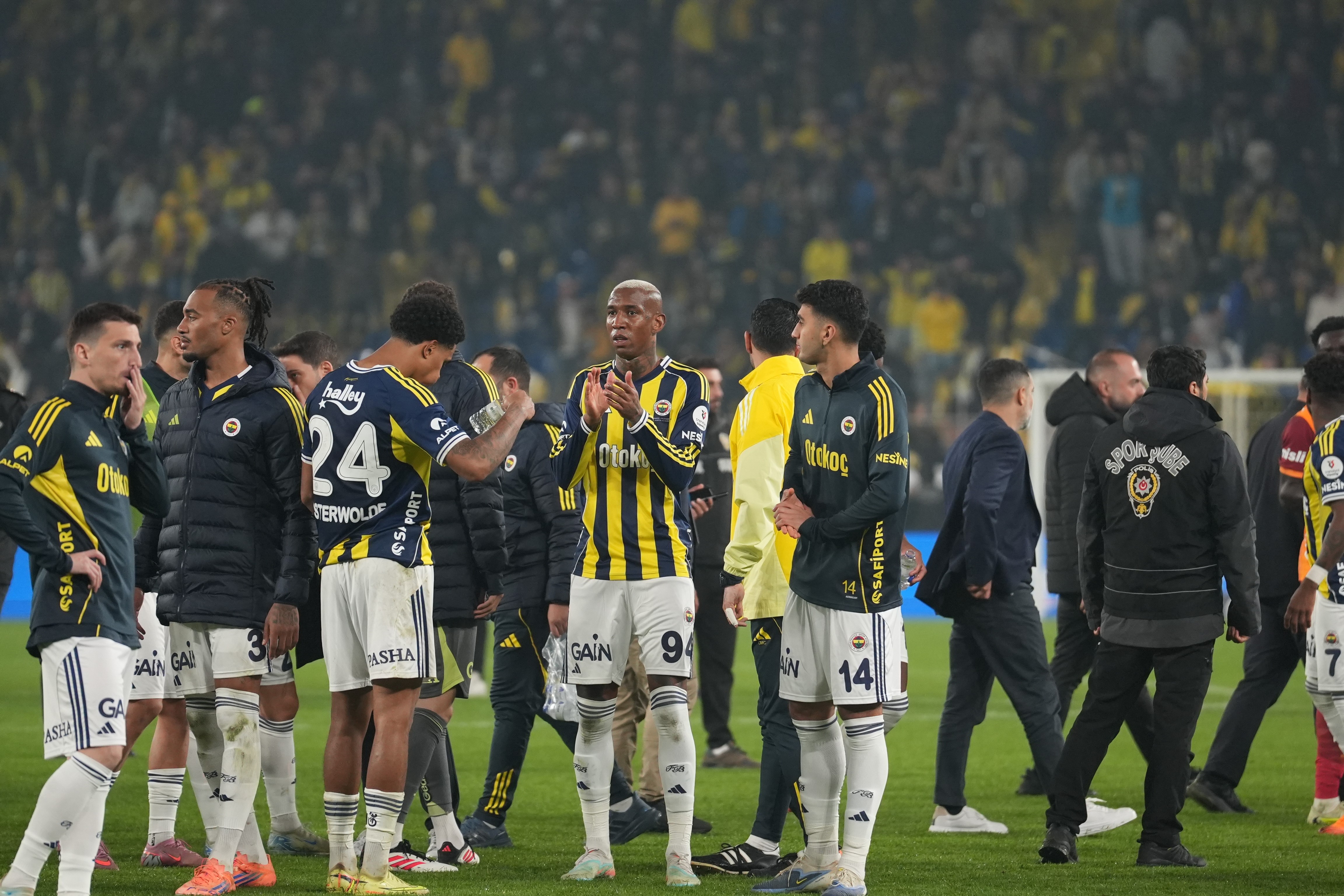 Fenerbahçe derbide 1 puanı son dakikada aldı