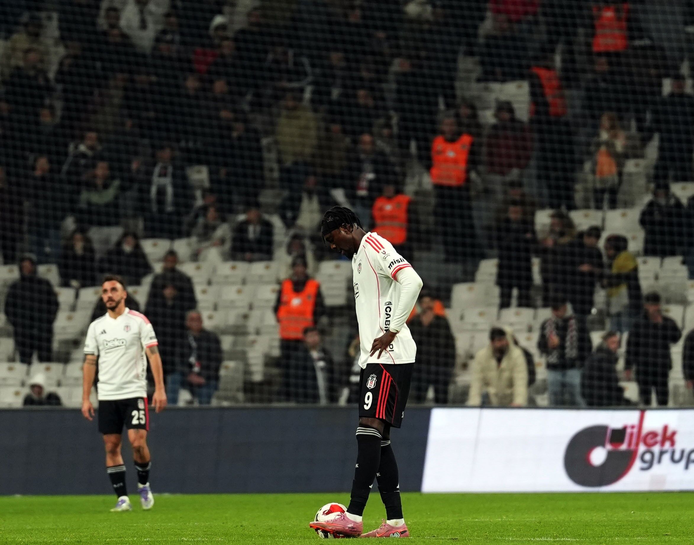 Beşiktaş büyük maçlarda kırmızı kartlara takıldı
