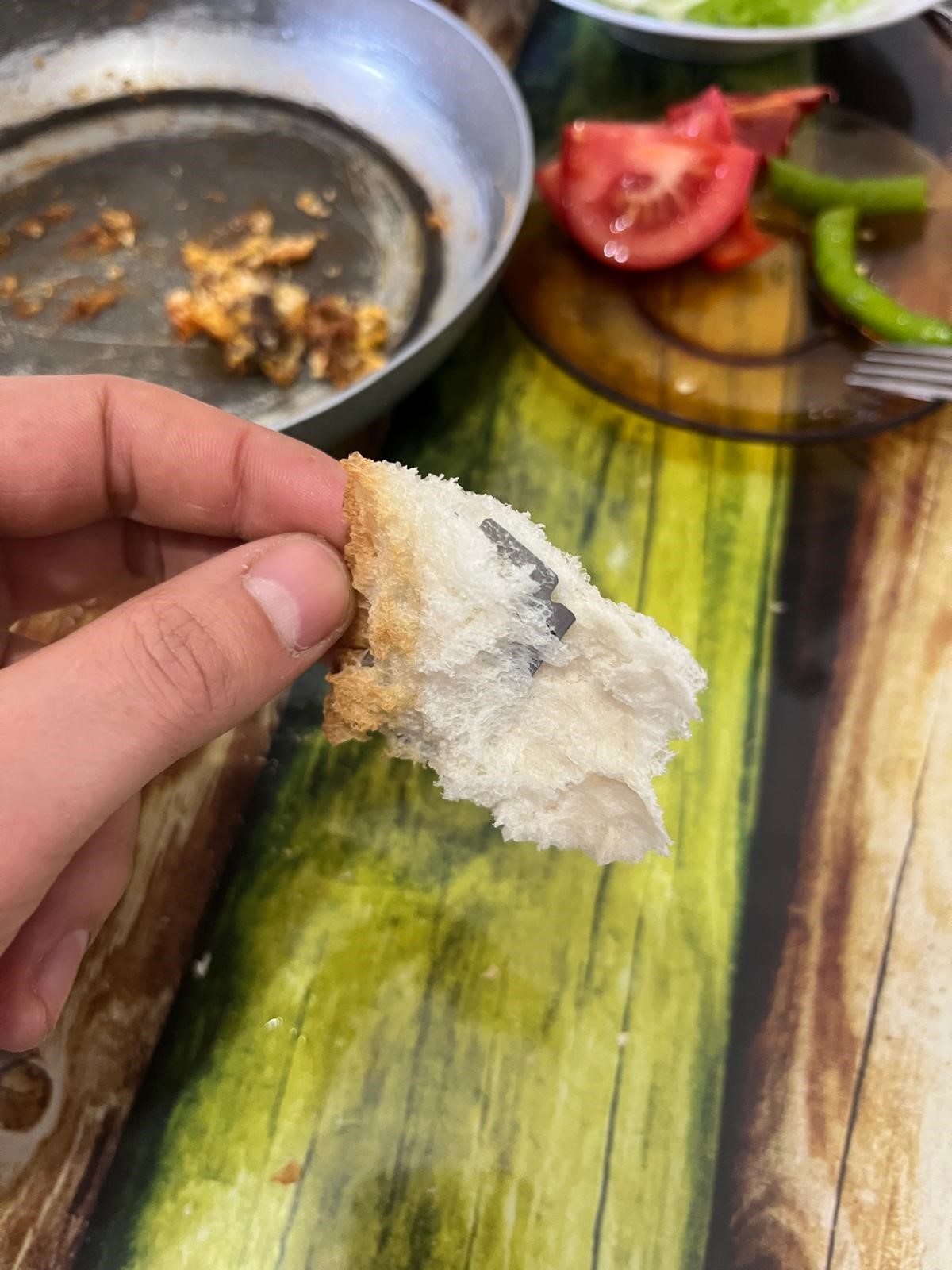 Fırından alınan ekmeğin içinden jilet çıktı - 2