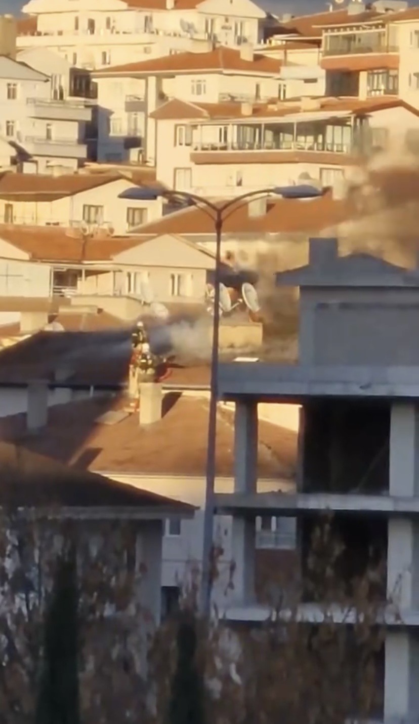 Etimesgut’ta binanın çatısı alevlere teslim oldu - 3