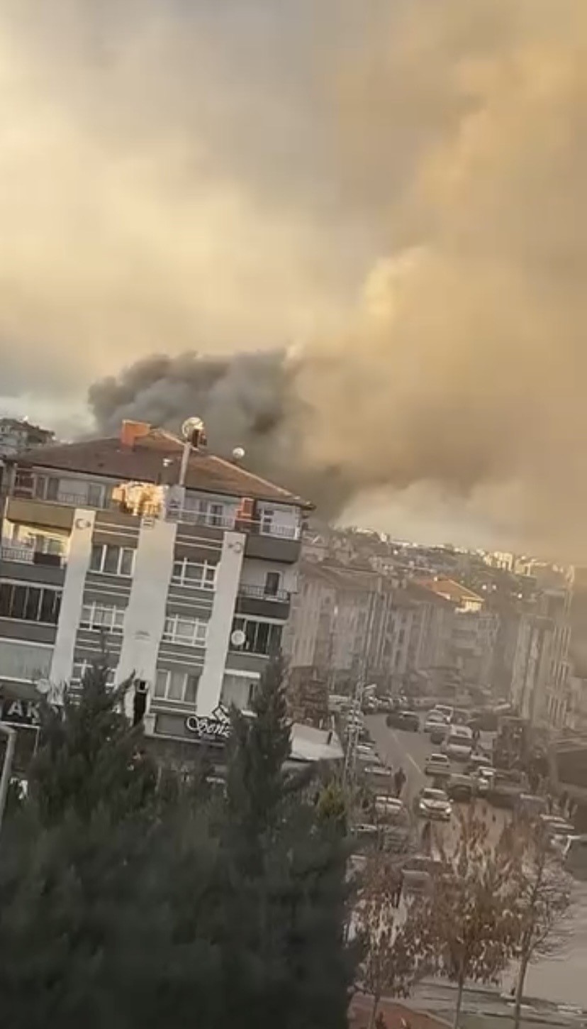 Etimesgut’ta binanın çatısı alevlere teslim oldu - 2