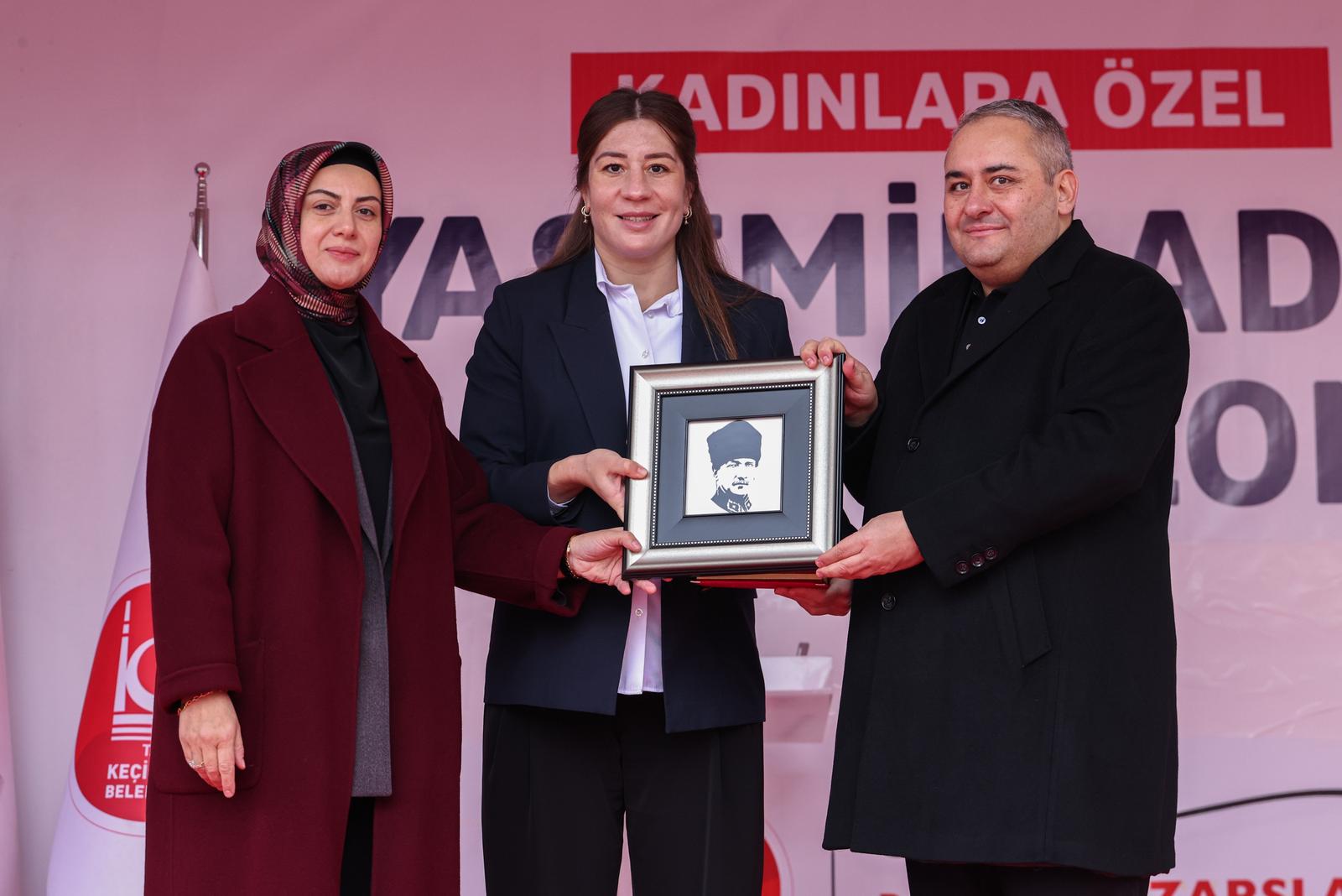 Fi̇li̇z Özarslan Gençli̇k Ve Spor Bakanliği Spor Hi̇zmetleri̇ Genel Müdür Yardimcisi Yasemi̇n Adar Keçi̇ören Beledi̇ye Başkani Dr. Mesut Özarslan