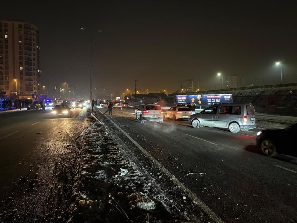 Yolda ışıklar söndü, zincirleme kaza meydana geldi - 4