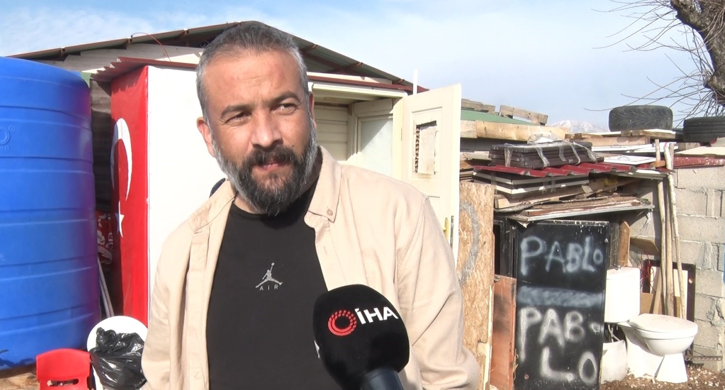 Ankara'da bir evin bahçesine kuğu düştü - 2