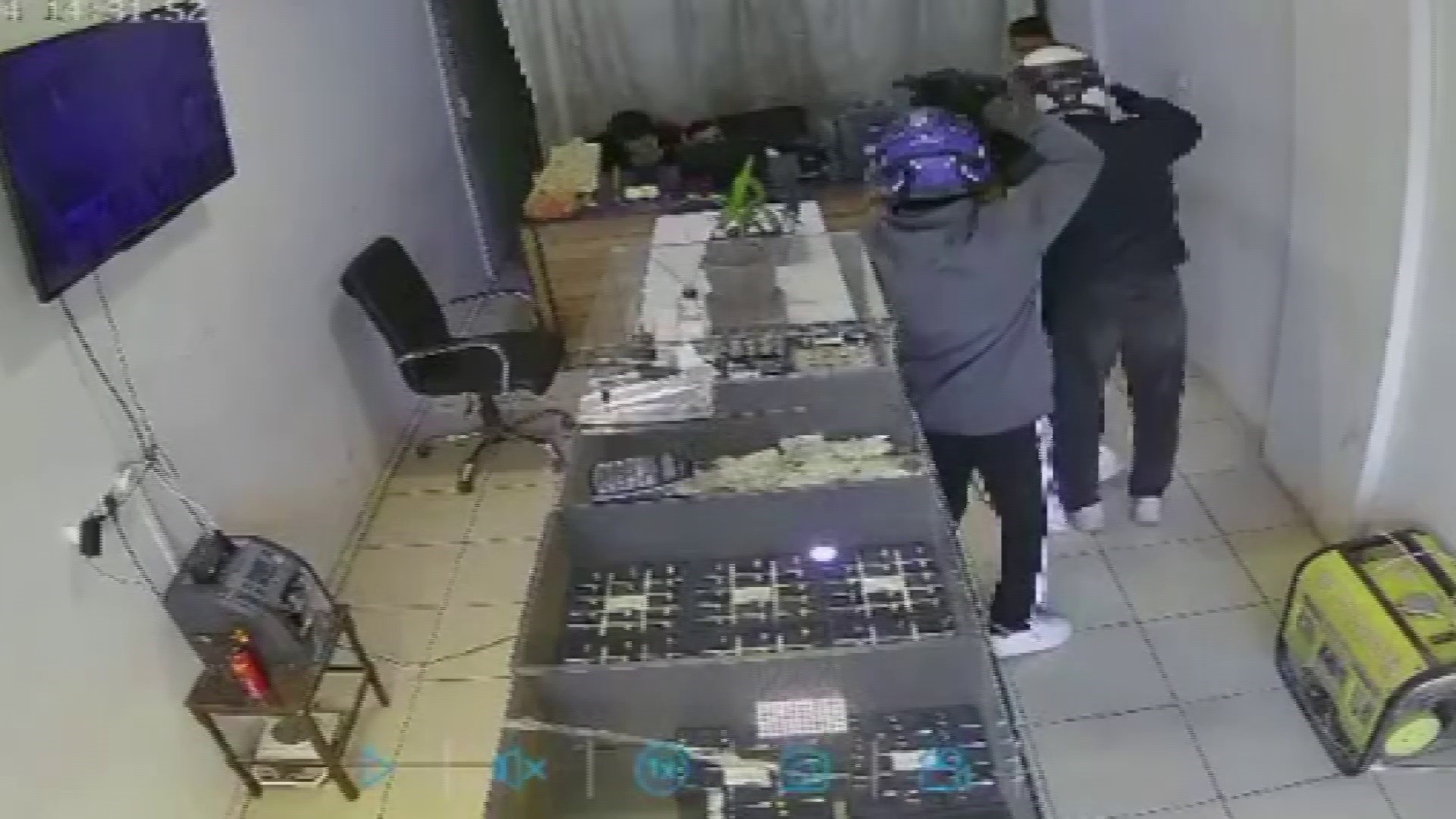 Kuyumcunun 22 milyon TL’lik altını 3 dakikada çalındı - 2