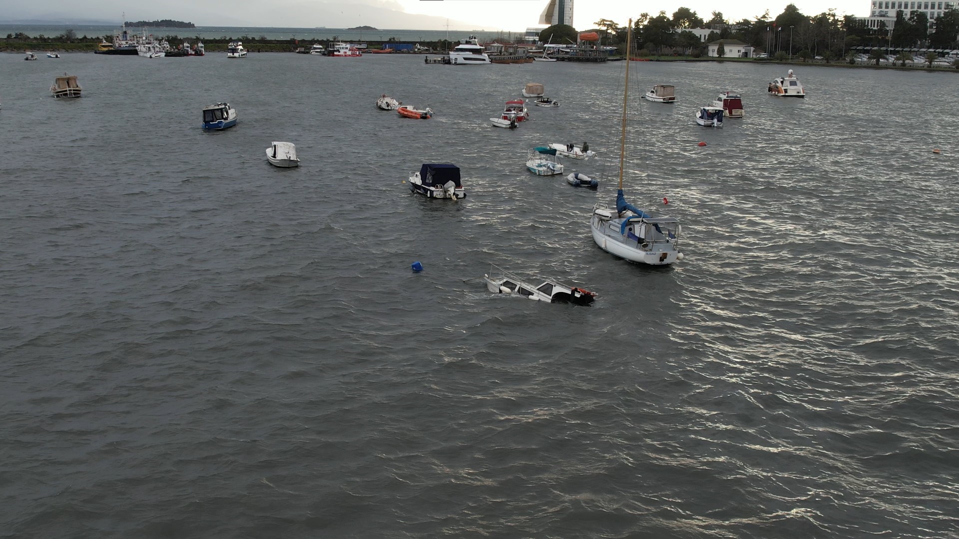 Fırtına Tuzla’yı vurdu, tekneler sürüklendi - 2