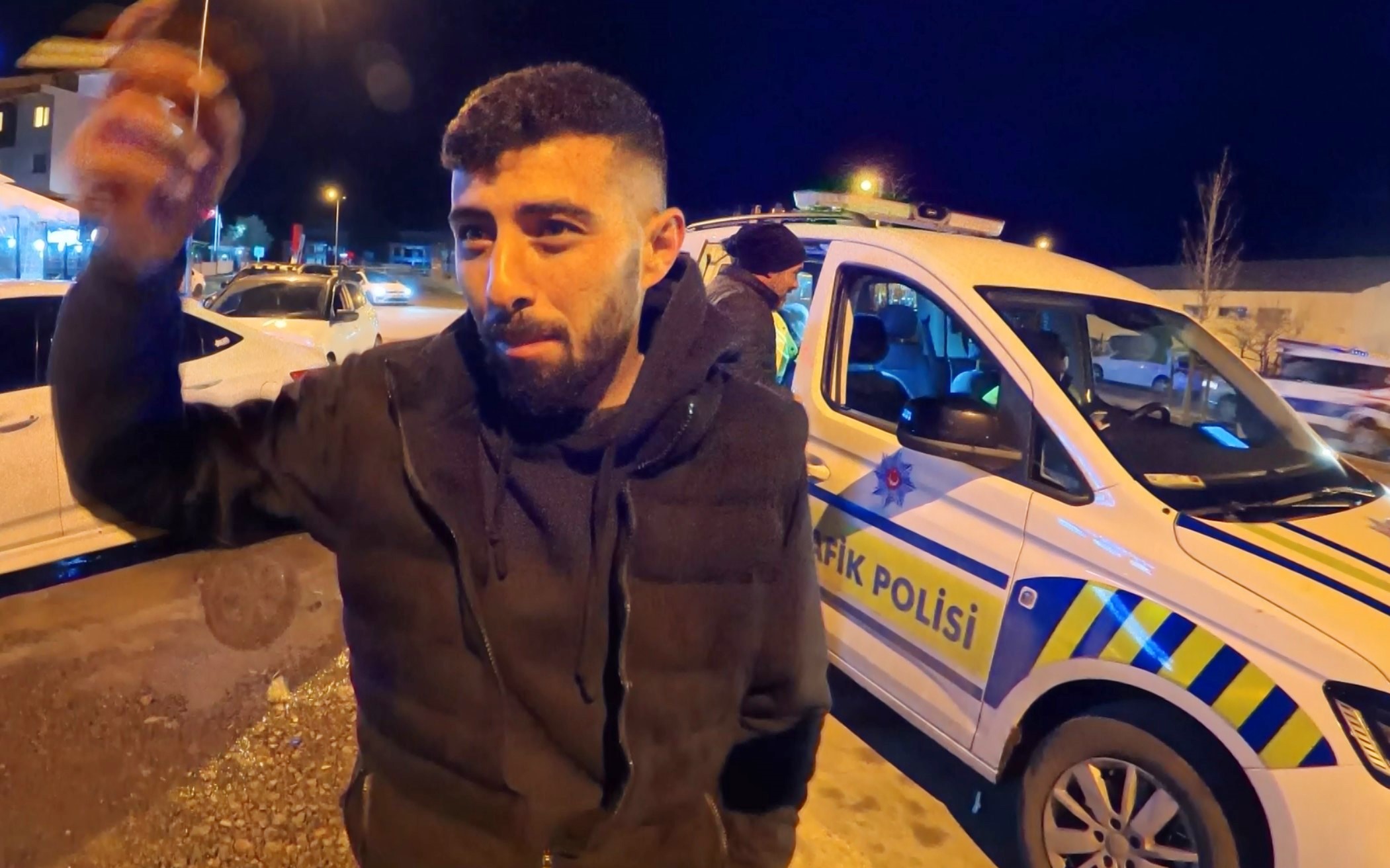 Alkollü yakalandı, ceza sonrası araç başında içmeye devam etti - 5