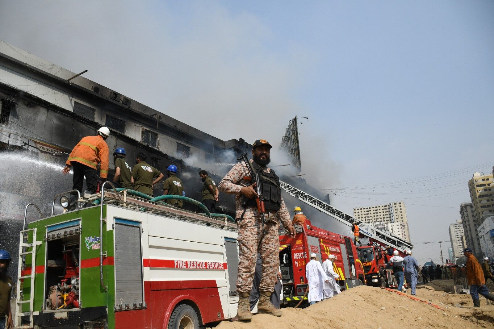 Pakistan'da alışveriş merkezinde yangın-2