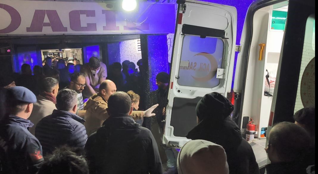 Artvin'de doktor sedye üzerinde kalp masajı yaptı - 3