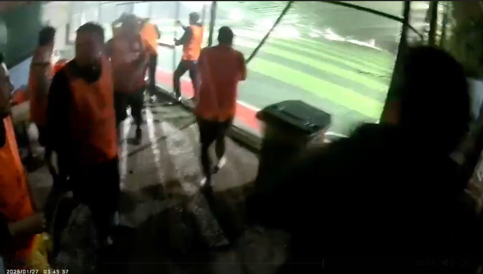 Antalya'da halı sahanın çatısı böyle çöktü - 5