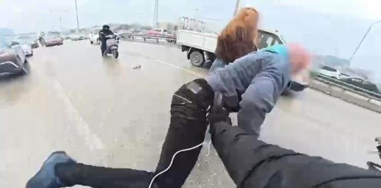 Bursa-İzmir yolunda tekmeli kavgası kamerada - 2