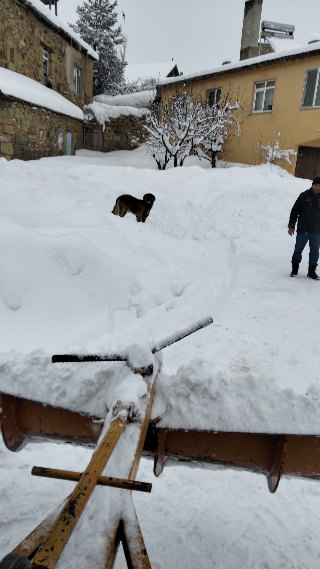 Bayburt’ta Köylüler Kardan Kapanan Yolları Imeceyle Açtı (1)