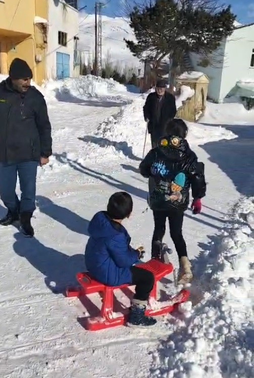 Bayburt’ta Köylüler Kardan Kapanan Yolları Imeceyle Açtı (3)