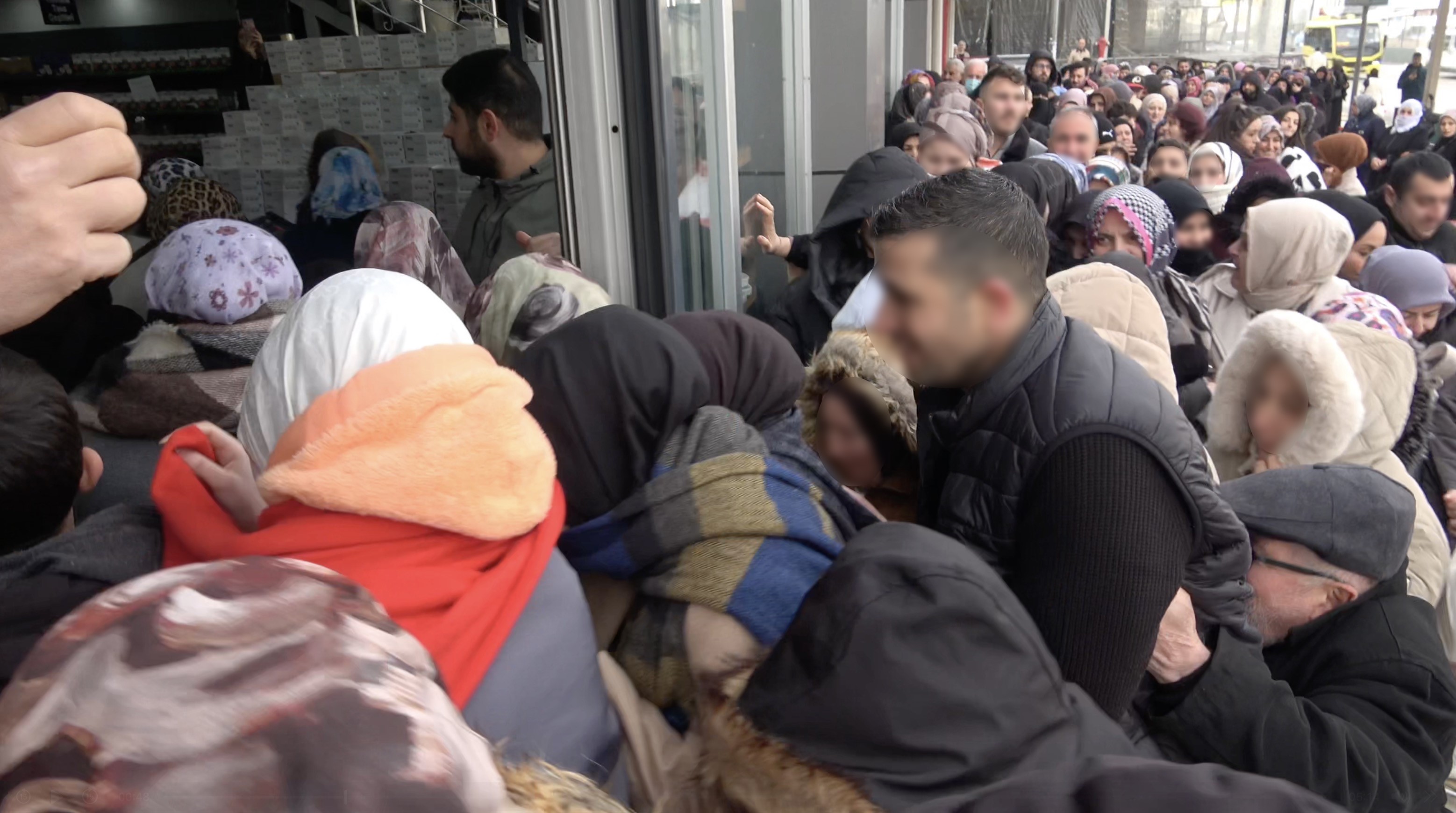 Bursa’da Mağaza Açılışı Izdiham (4)