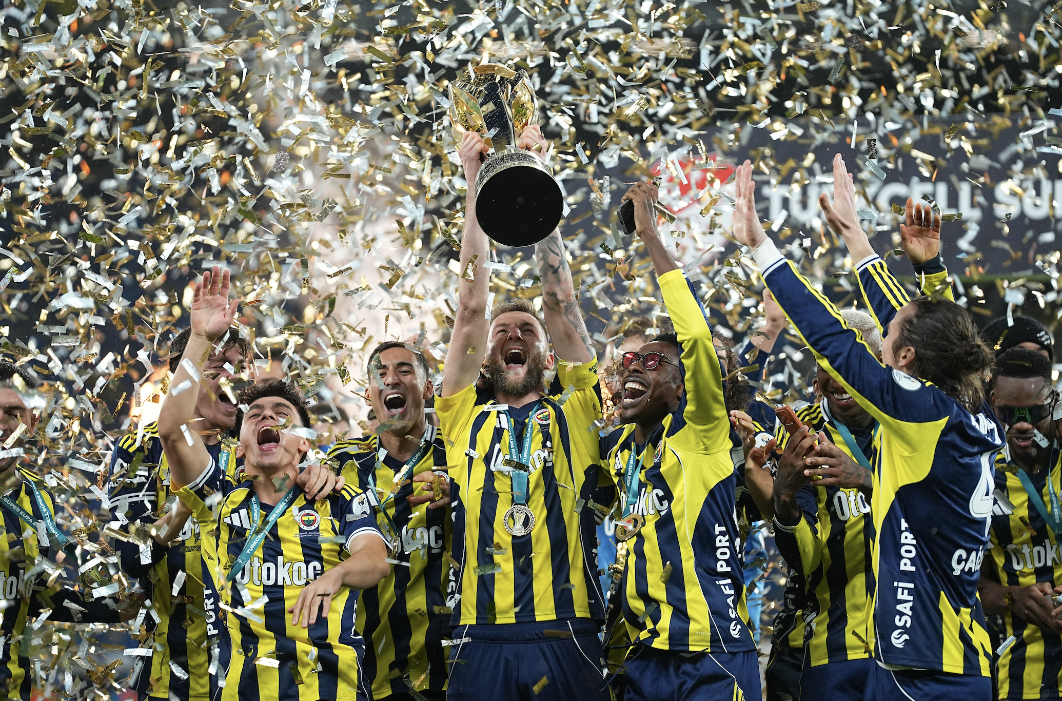 Fenerbahçe Süper Kupa’yı törenle kaldırdı