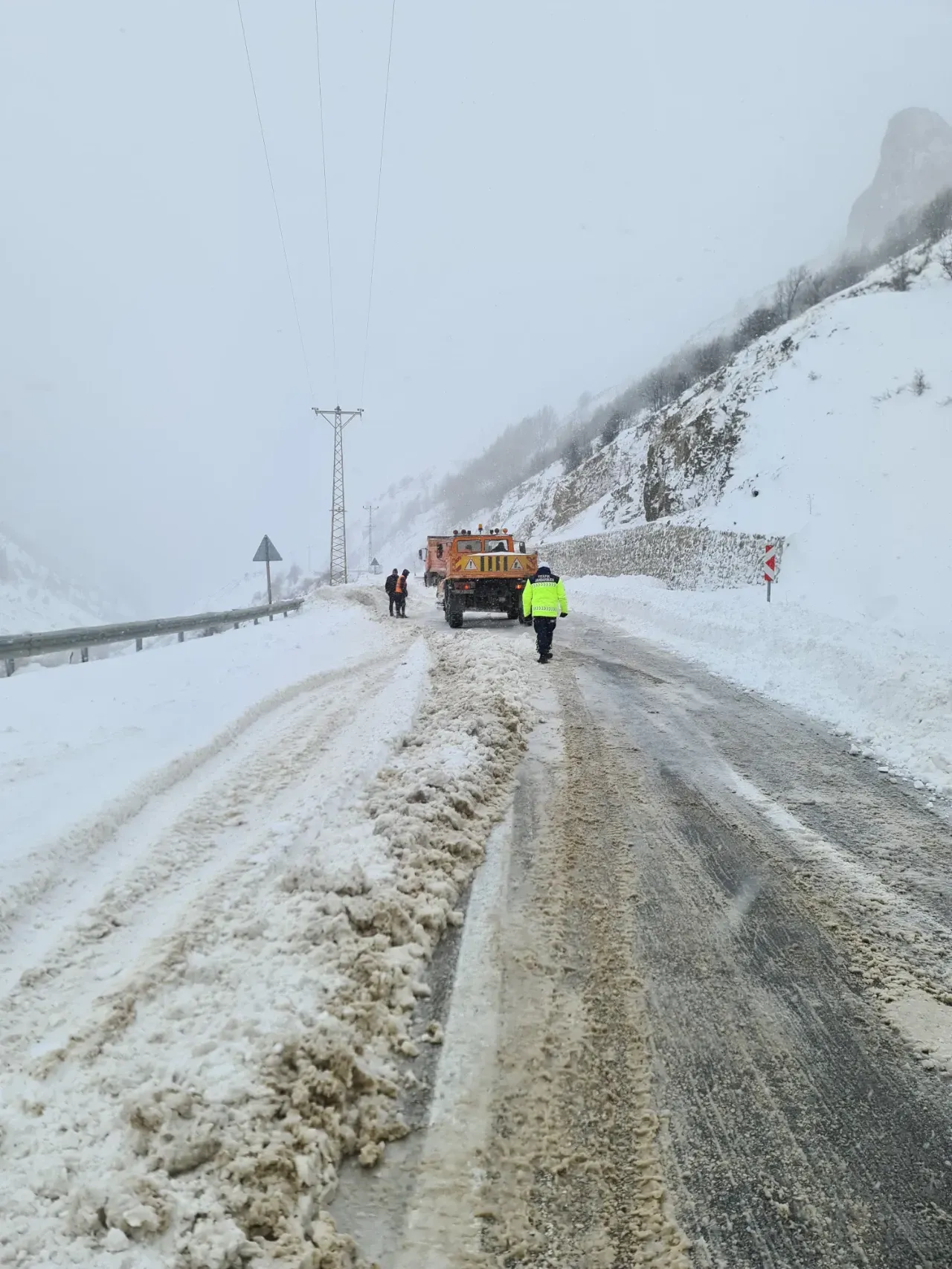 Giresun Şebinkarahisar Yolunda Kar Alarmı (1)-1