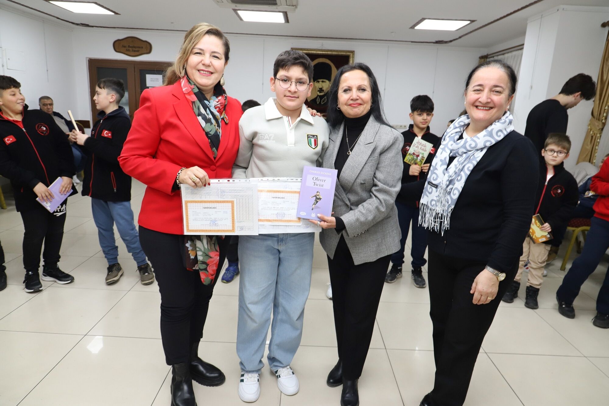 Karnesini Getiren Seymenlere Kitap Hediyesi (1)