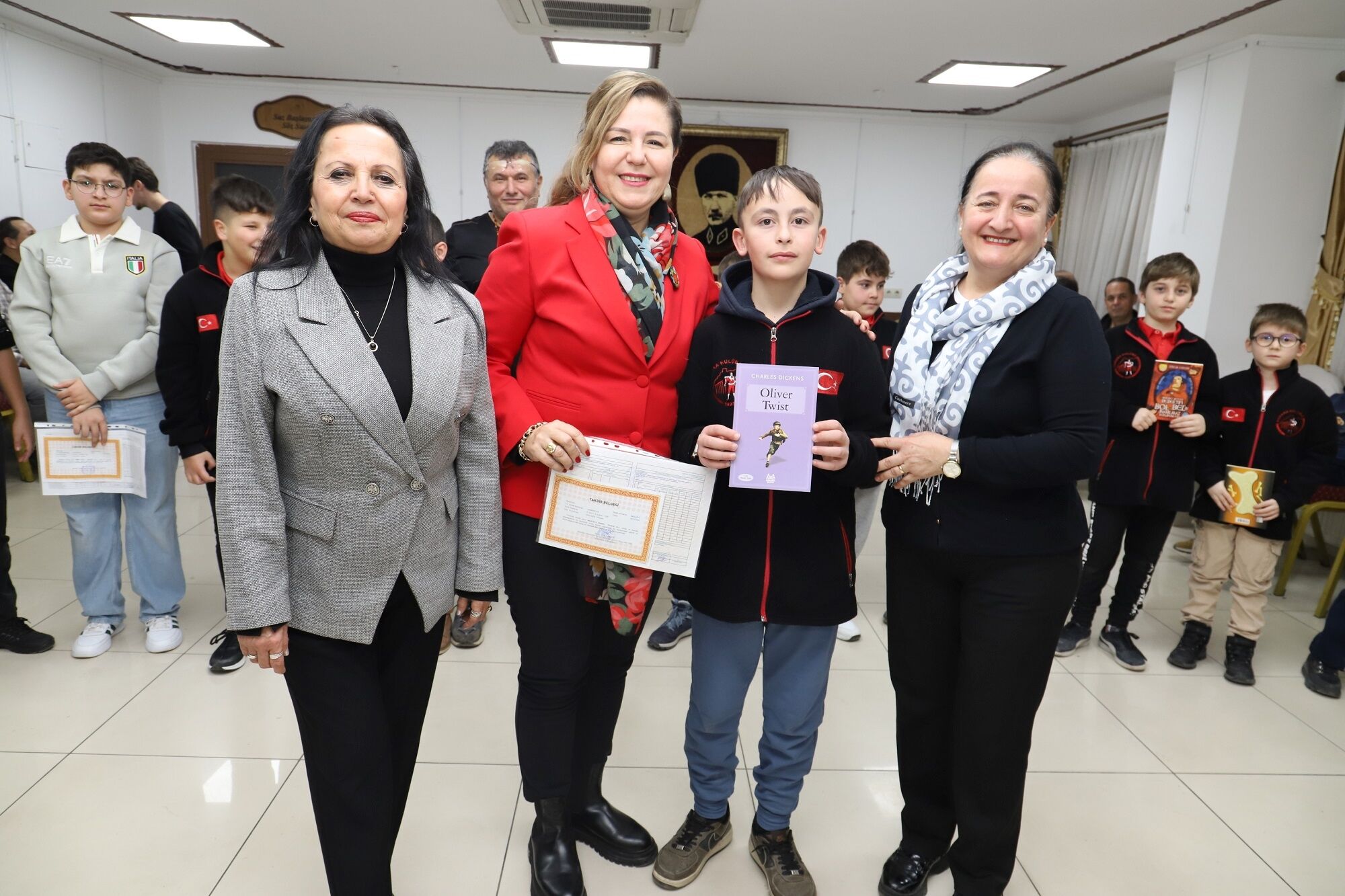 Karnesini Getiren Seymenlere Kitap Hediyesi (2)