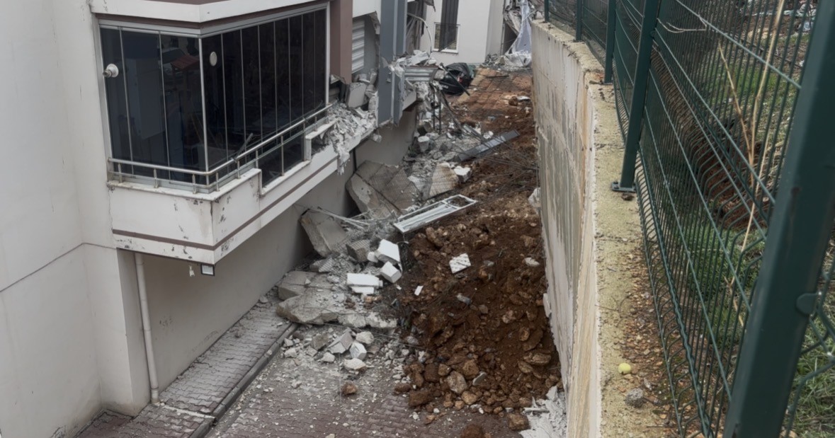 site duvarı çöktü