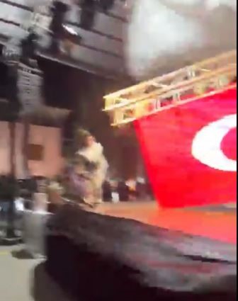 Belediye Başkanı zeybek oynadı, saniyeler sonra saahne yıkıldı - 3