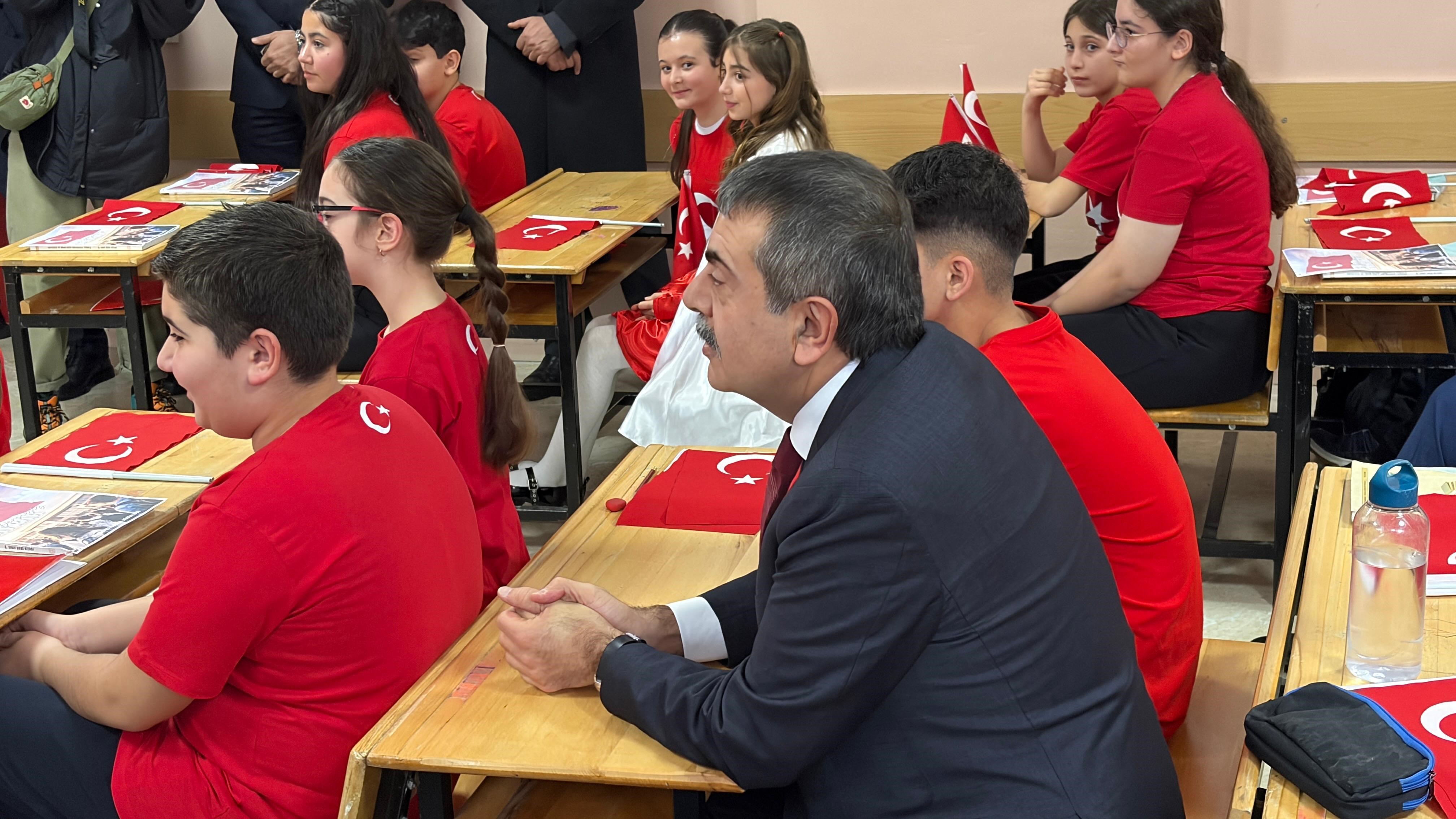 Ankara’da okullarda ‘Bayrak Sevgisi’ temasıyla ikinci dönem başladı - 2