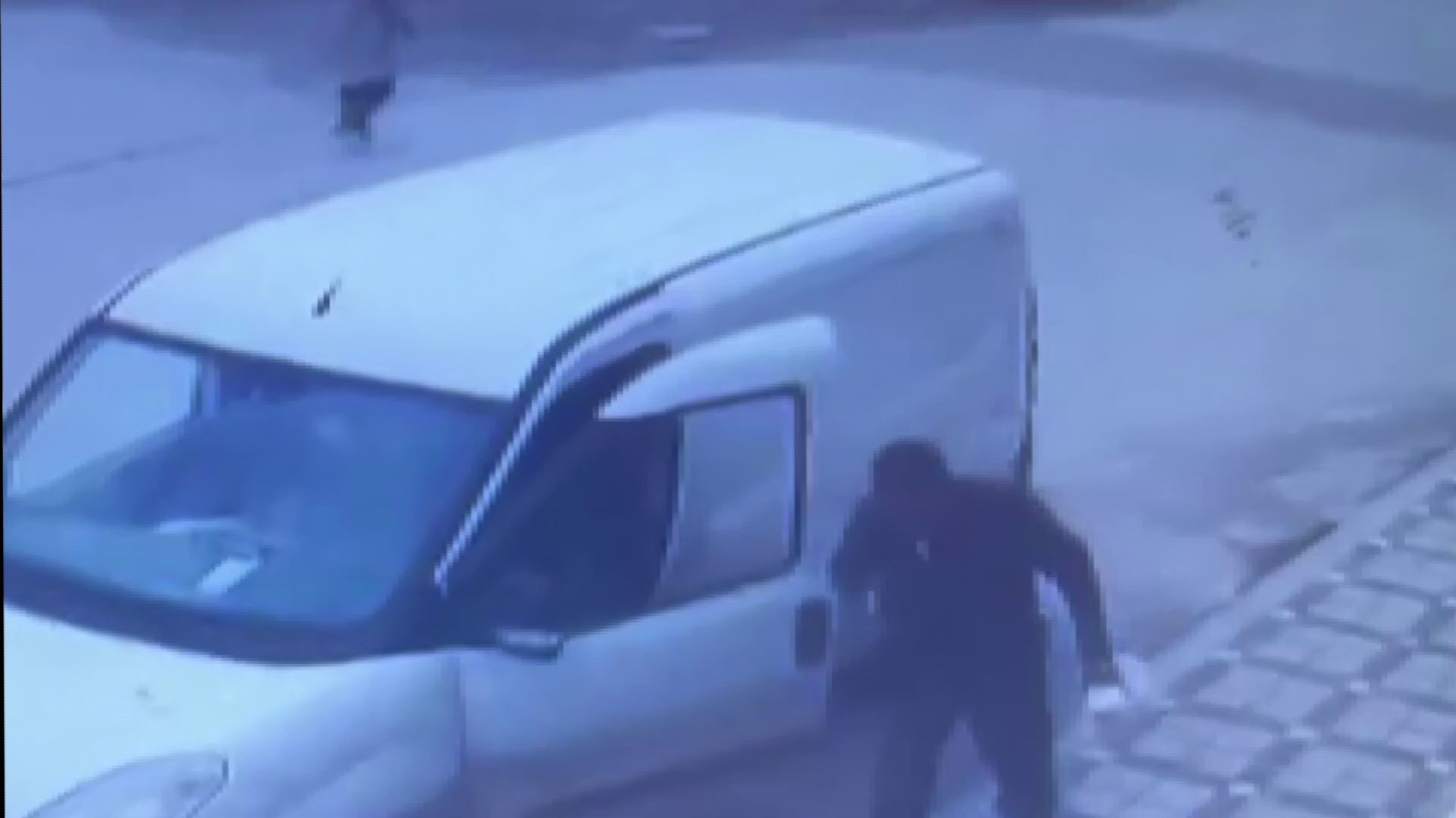 Dedektif gibi iz süren apartman yönetimi, asansördeki idrar kokusunun kaynağının kargocu olduğunu tespit etti -3