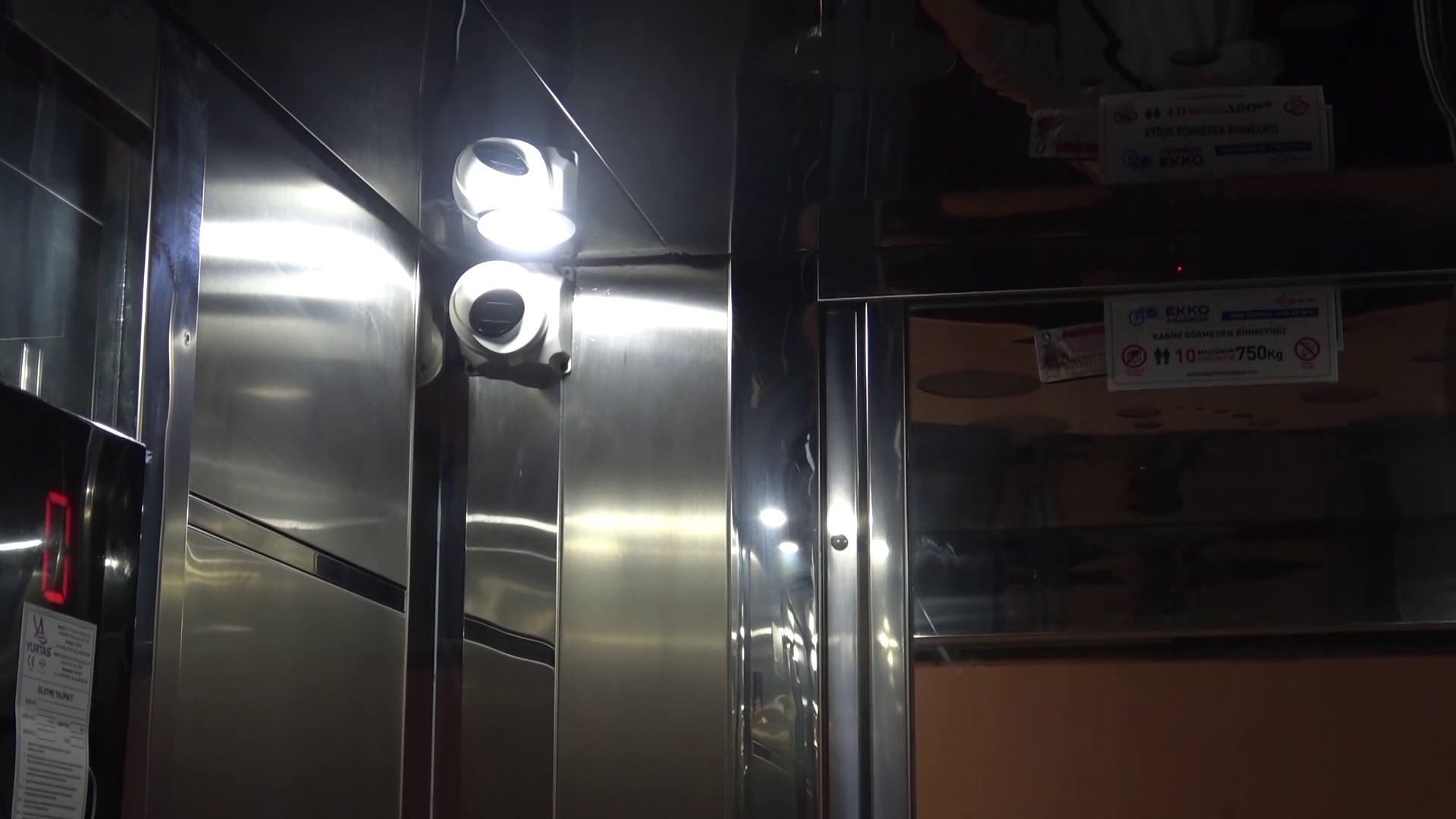 Dedektif gibi iz süren apartman yönetimi, asansördeki idrar kokusunun kaynağının kargocu olduğunu tespit etti-2