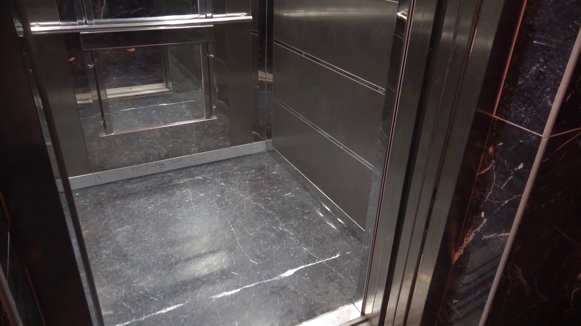 Dedektif gibi iz süren apartman yönetimi, asansördeki idrar kokusunun kaynağının kargocu olduğunu tespit etti -4