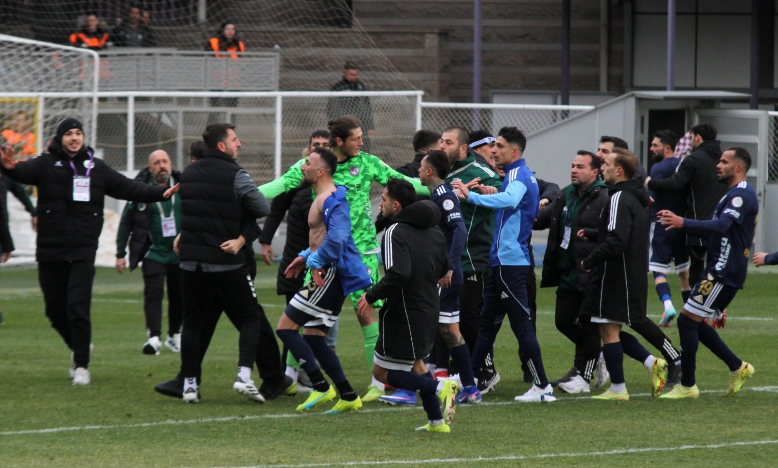 Keçiörengücü–Erzurumspor maçı sonrası sahada kavga çıktı - 2