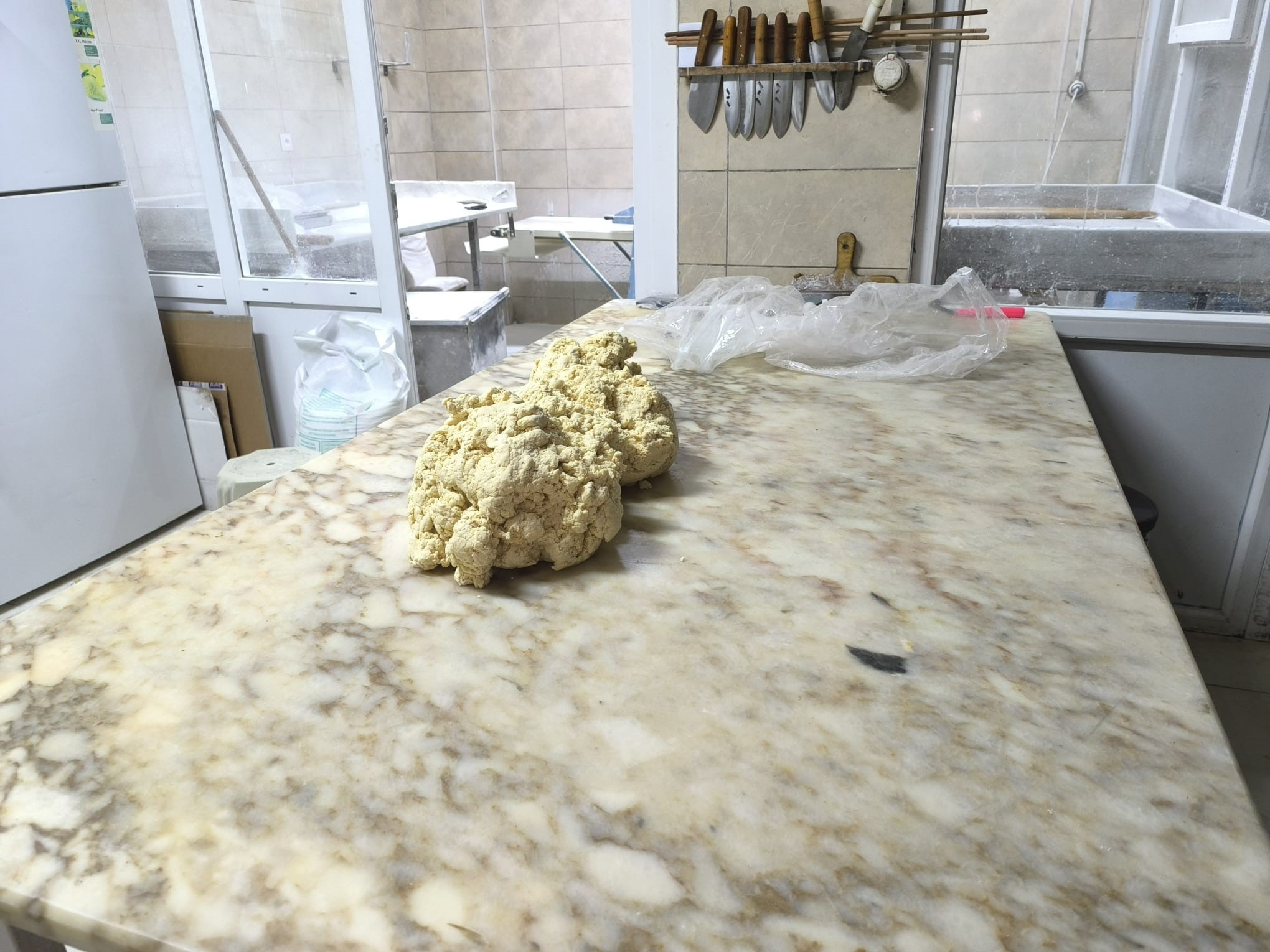 Ramazan’da şok görüntü: Hamuru ayağıyla çiğnedi - 2