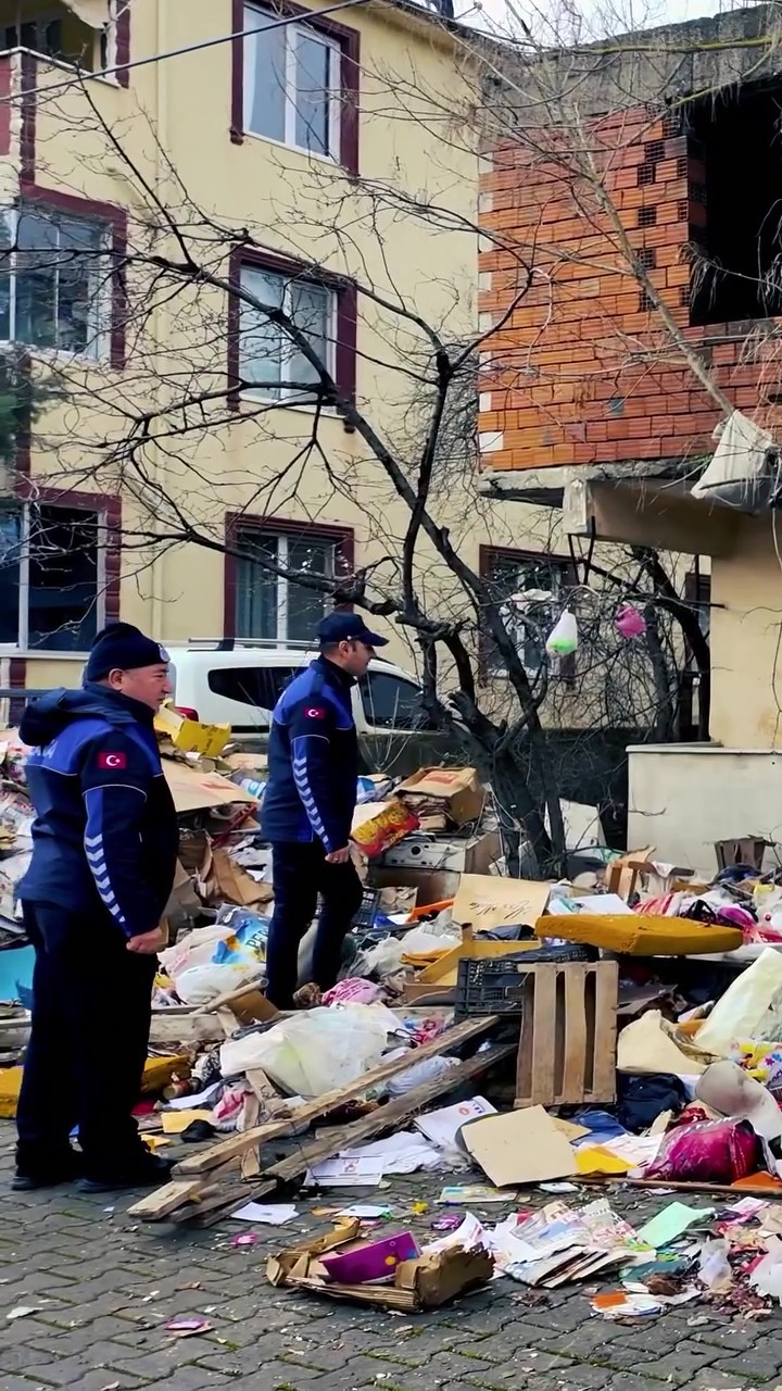 Kötü koku ihbarı gerçek çıktı: Evden 30 ton çöp çıkarıldı - 2