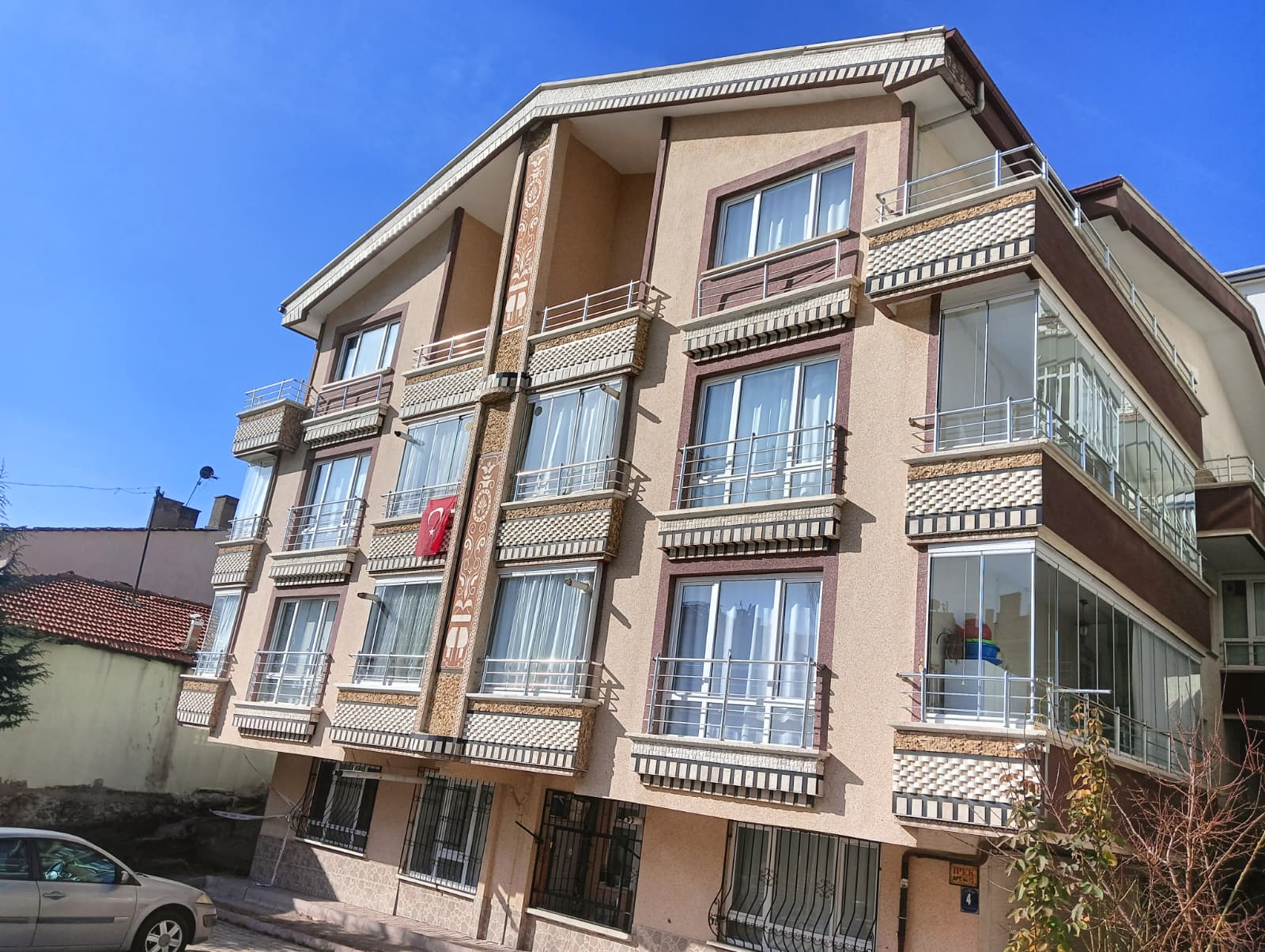 Ankara’da Kaya Parçaları Apartmana Düştü (1)