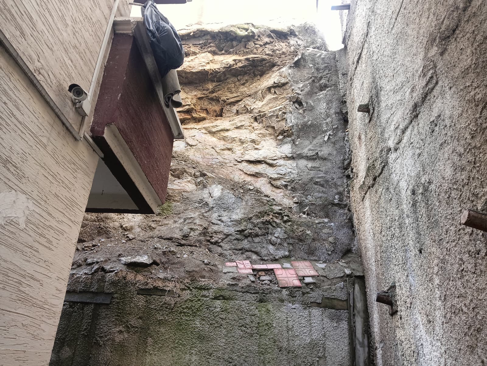 Ankara’da Kaya Parçaları Apartmana Düştü (2)