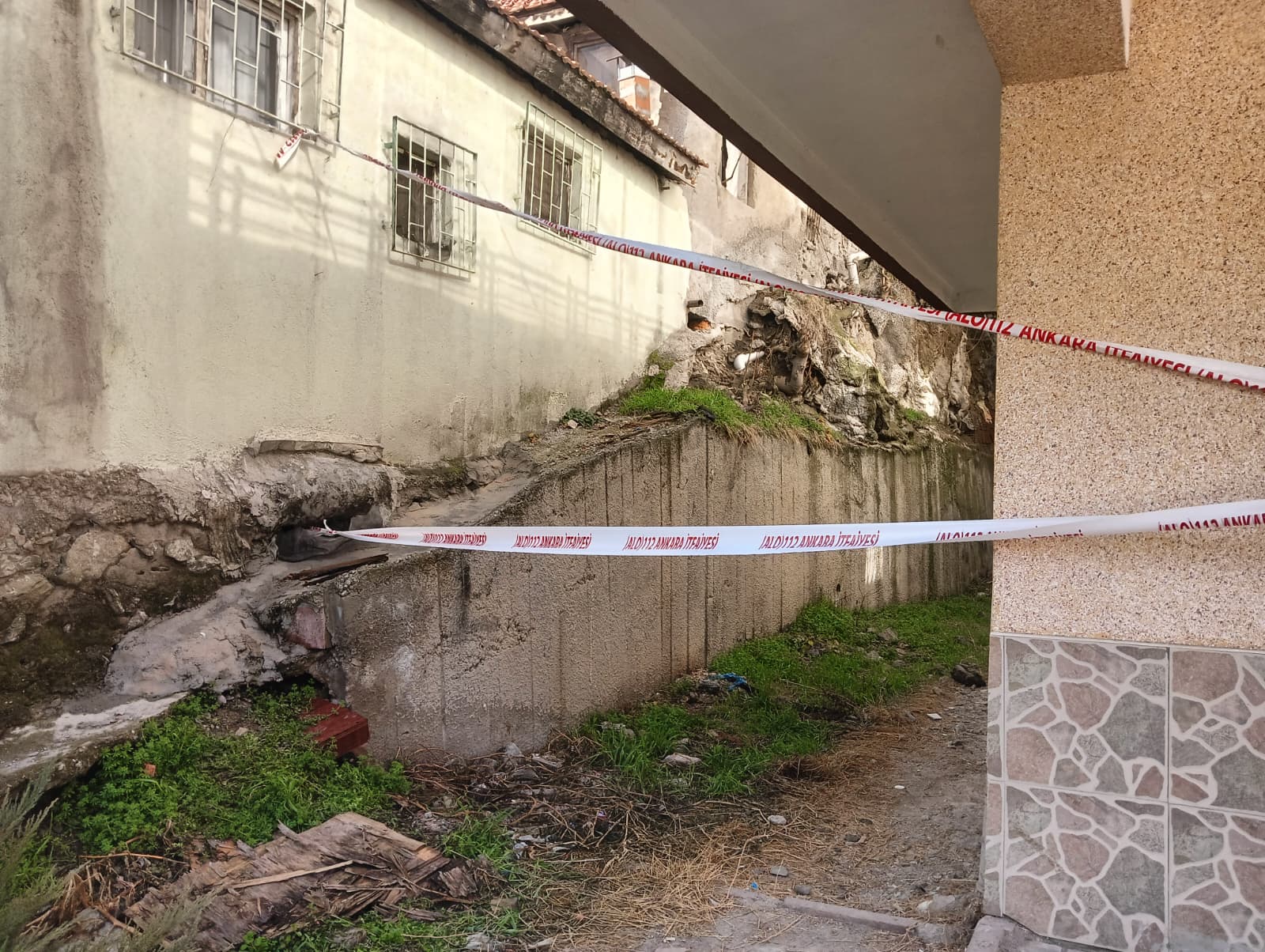 Ankara’da Kaya Parçaları Apartmana Düştü (3)