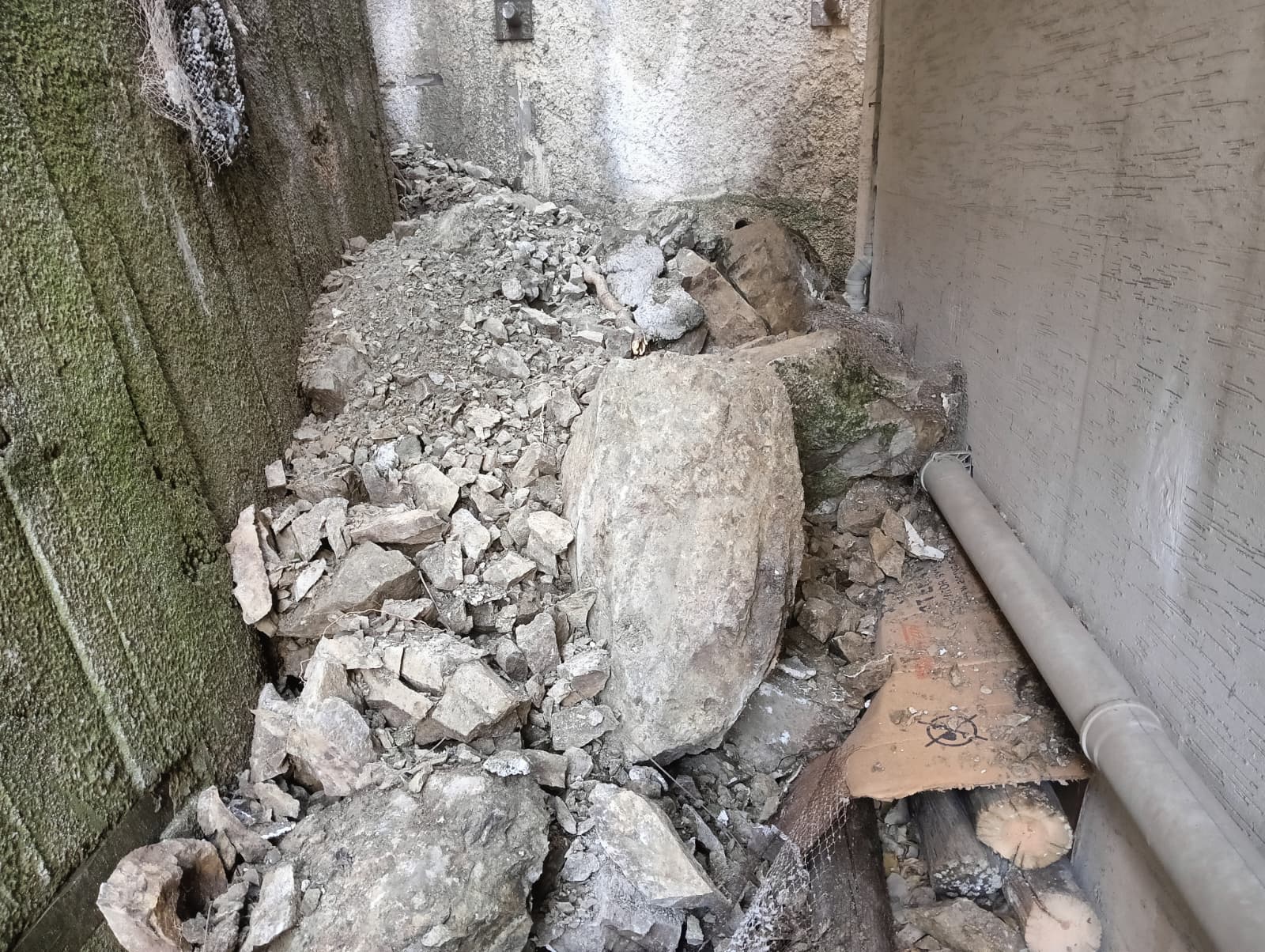 Ankara’da Kaya Parçaları Apartmana Düştü (4)