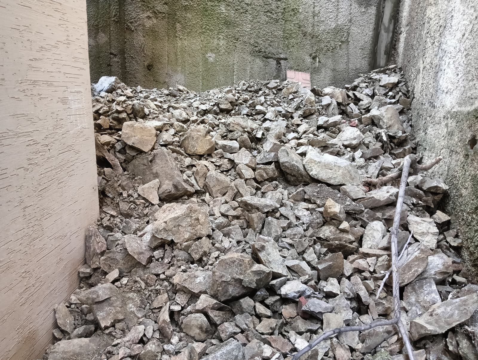 Ankara’da Kaya Parçaları Apartmana Düştü (5)