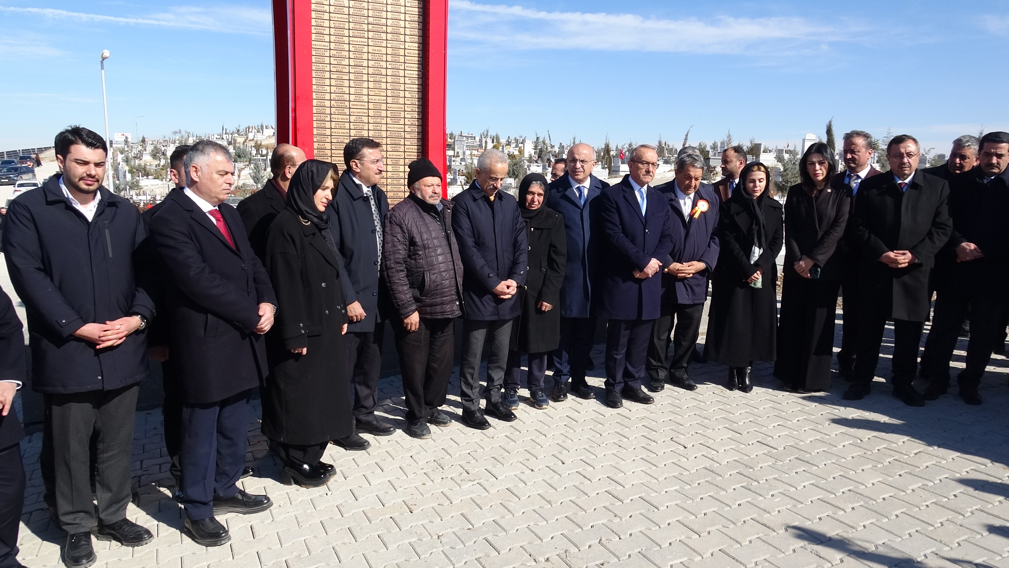 Bakan Uraloğlu’ndan Malatya’da Deprem Şehitleri Ziyareti (2)