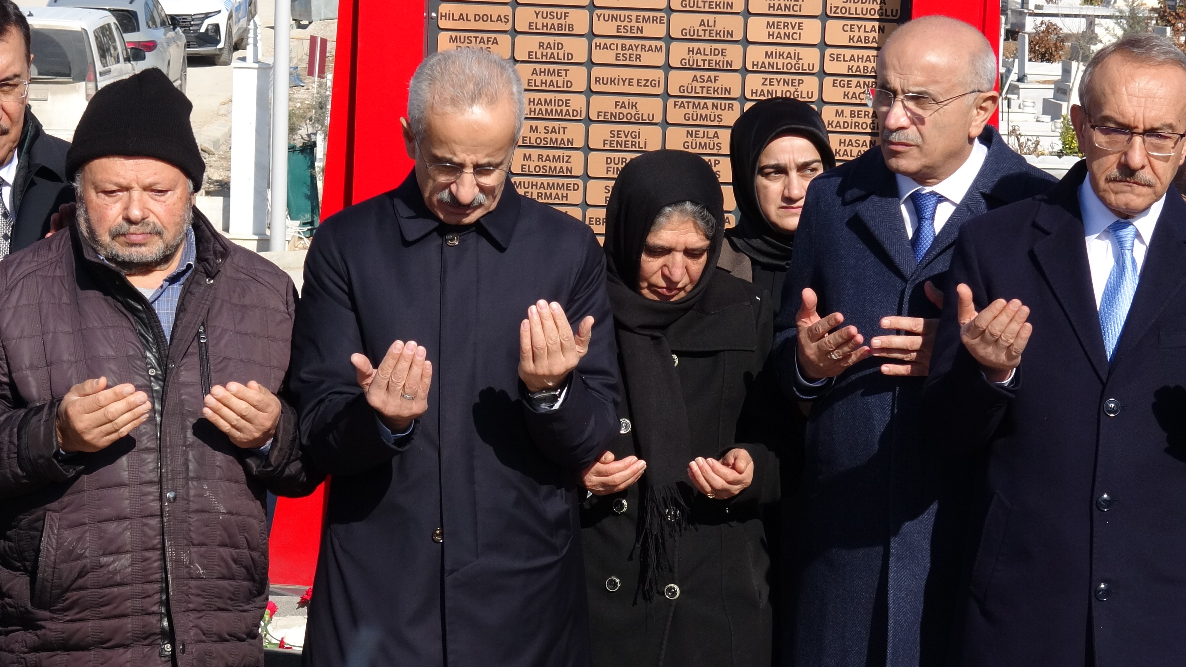 Bakan Uraloğlu’ndan Malatya’da Deprem Şehitleri Ziyareti (3)