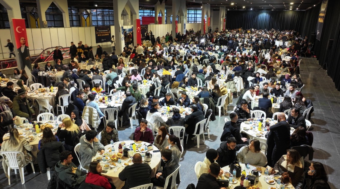 Mansur Yavaş ilk iftarda üniversitelilerle buluştu - 4