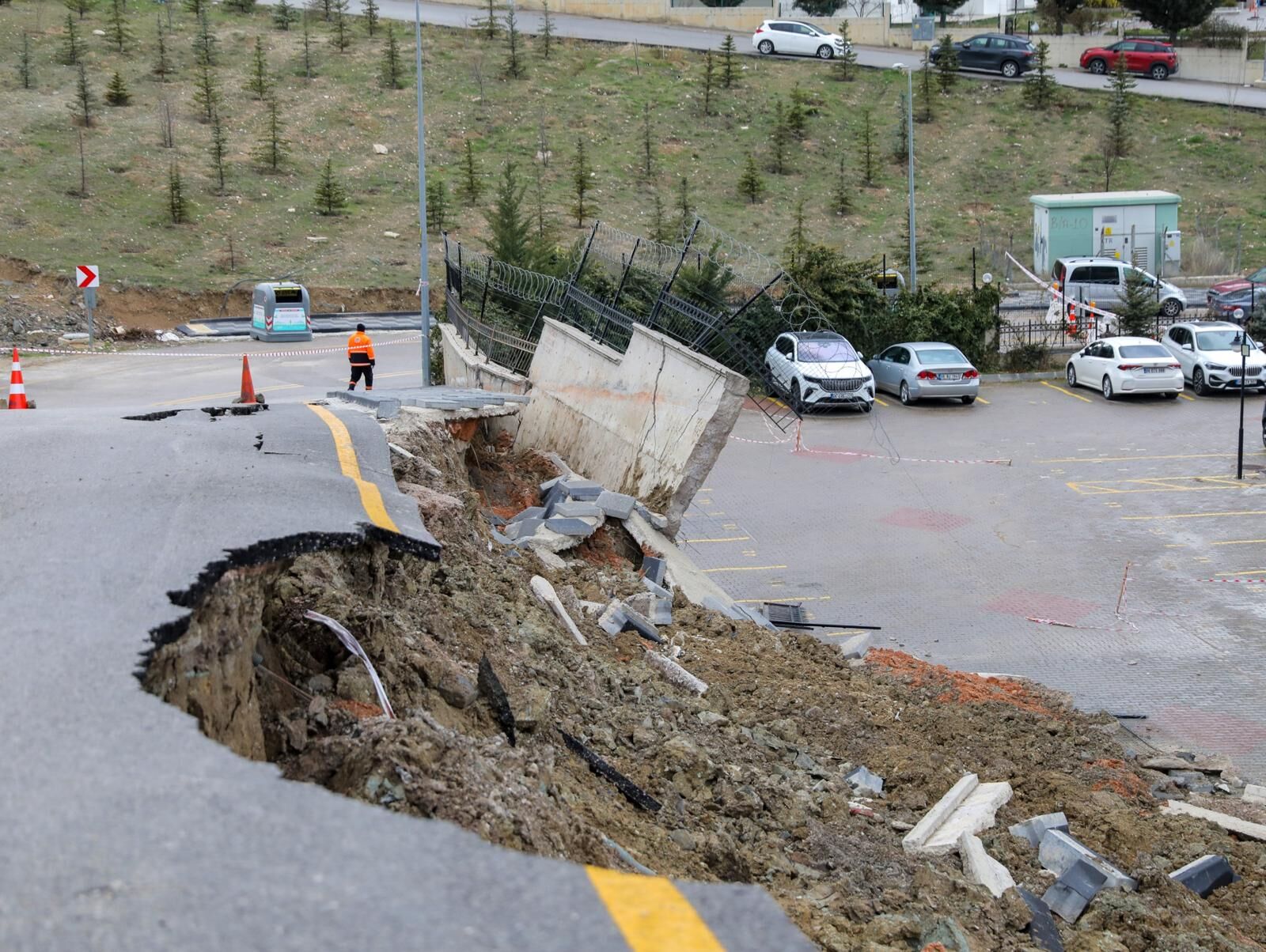 Etimesgut Bağlıca 1305. Sokak’ta Asfalt Çöktü (1)