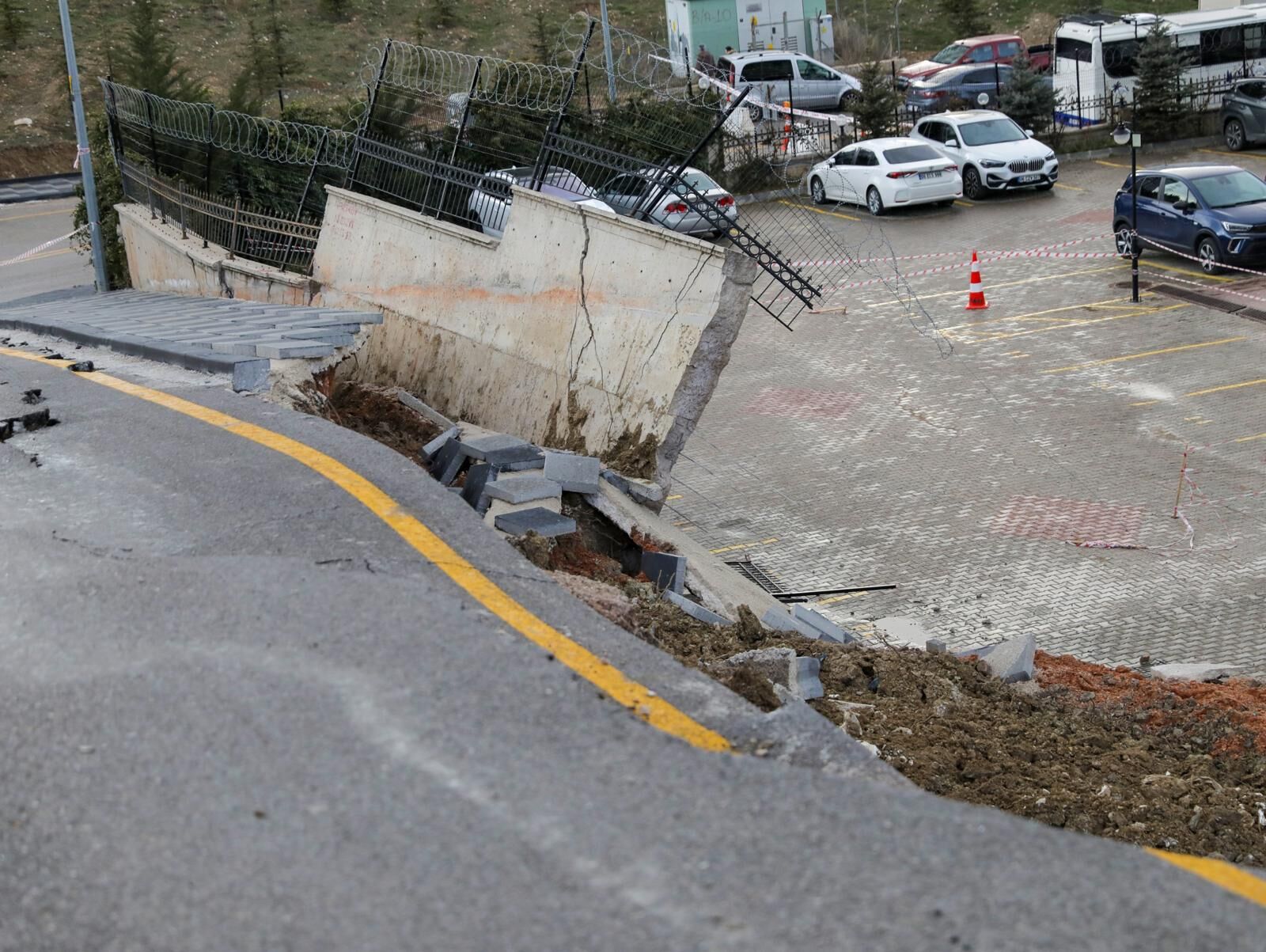 Etimesgut Bağlıca 1305. Sokak’ta Asfalt Çöktü (4)